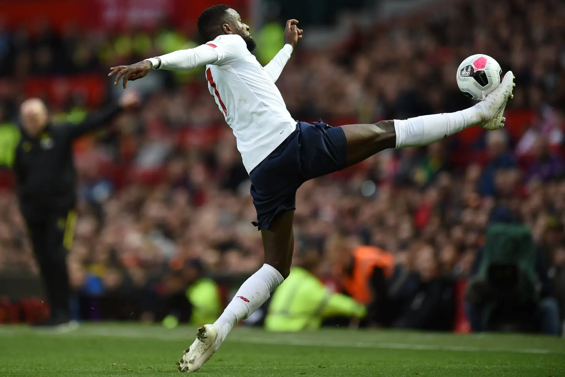 El delantero belga de Liverpool, Divock Origi, controla el balón durante el encuentro contra Liverpool por Premier League. Foto: AFP