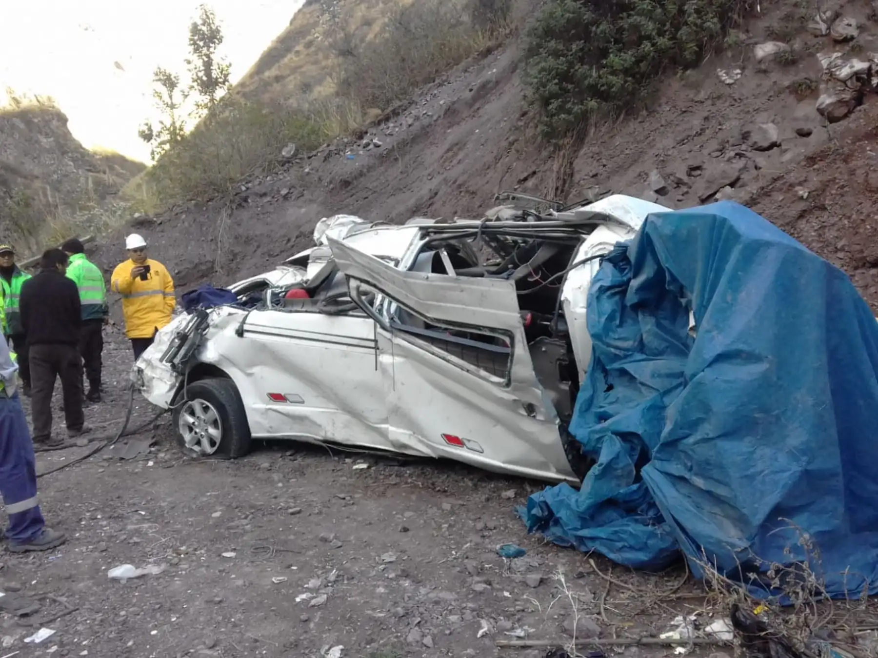 Este fue el vehículo con escolares que en la víspera se despistó y cayó a un abismo en el kilómetro 103 de la carretera Central en la provincia limeña de Huarochirí. Foto: Pedro Tinoco