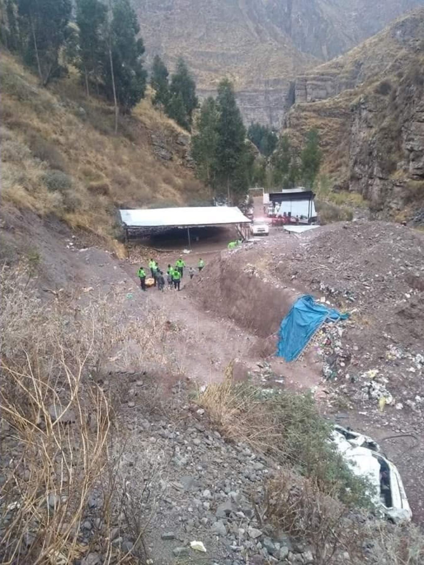 Esta madrugada, un vehículo con escolares se despistó y cayó a un abismo en el kilómetro 103 de la carretera Central en Chicla, provincia de Huarochirí. Foto: Difusión