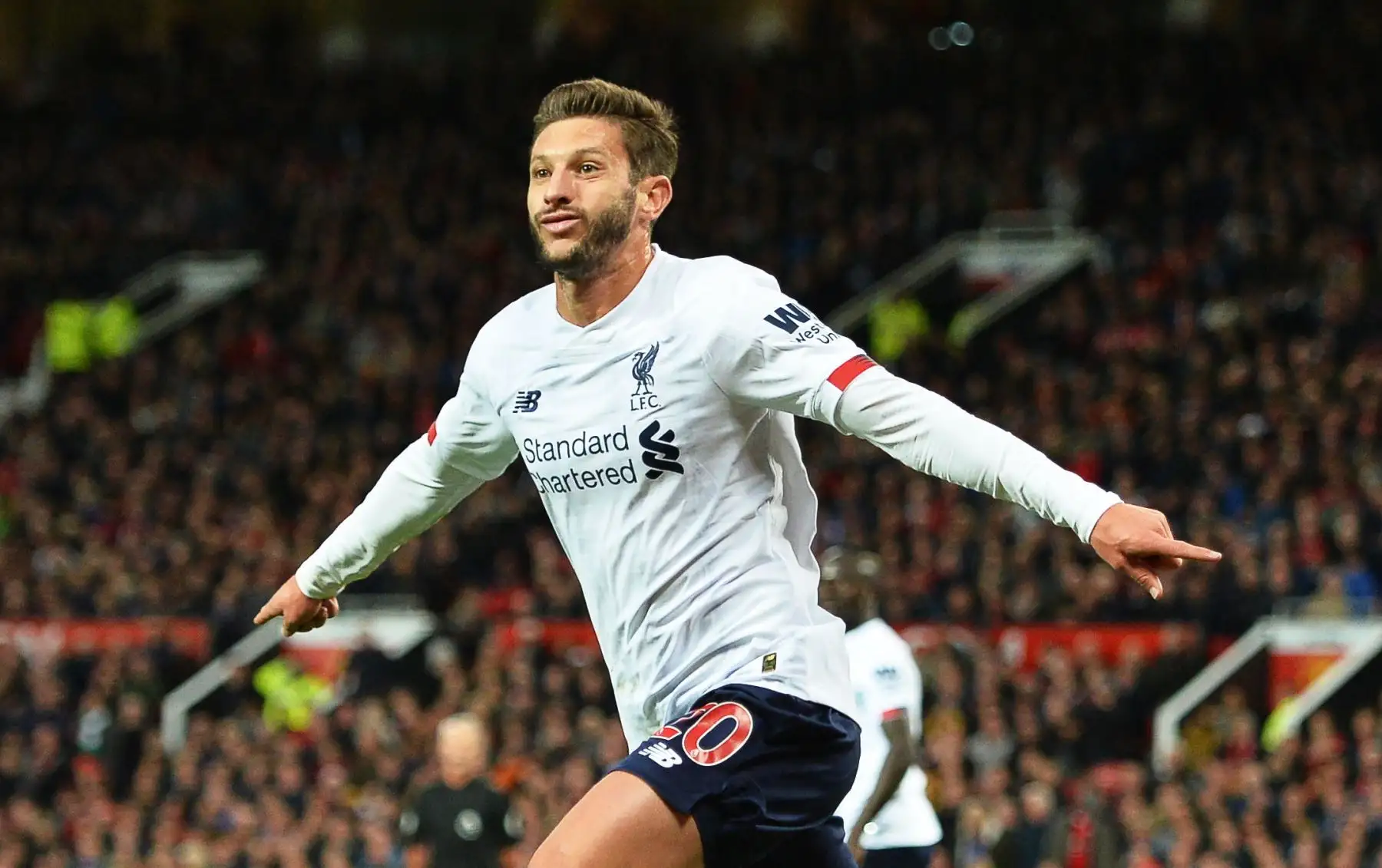 Adam Lallana del Liverpool celebra después de anotar el gol del empate a Manchester United en partido disputado por Premier League. Foto: EFE