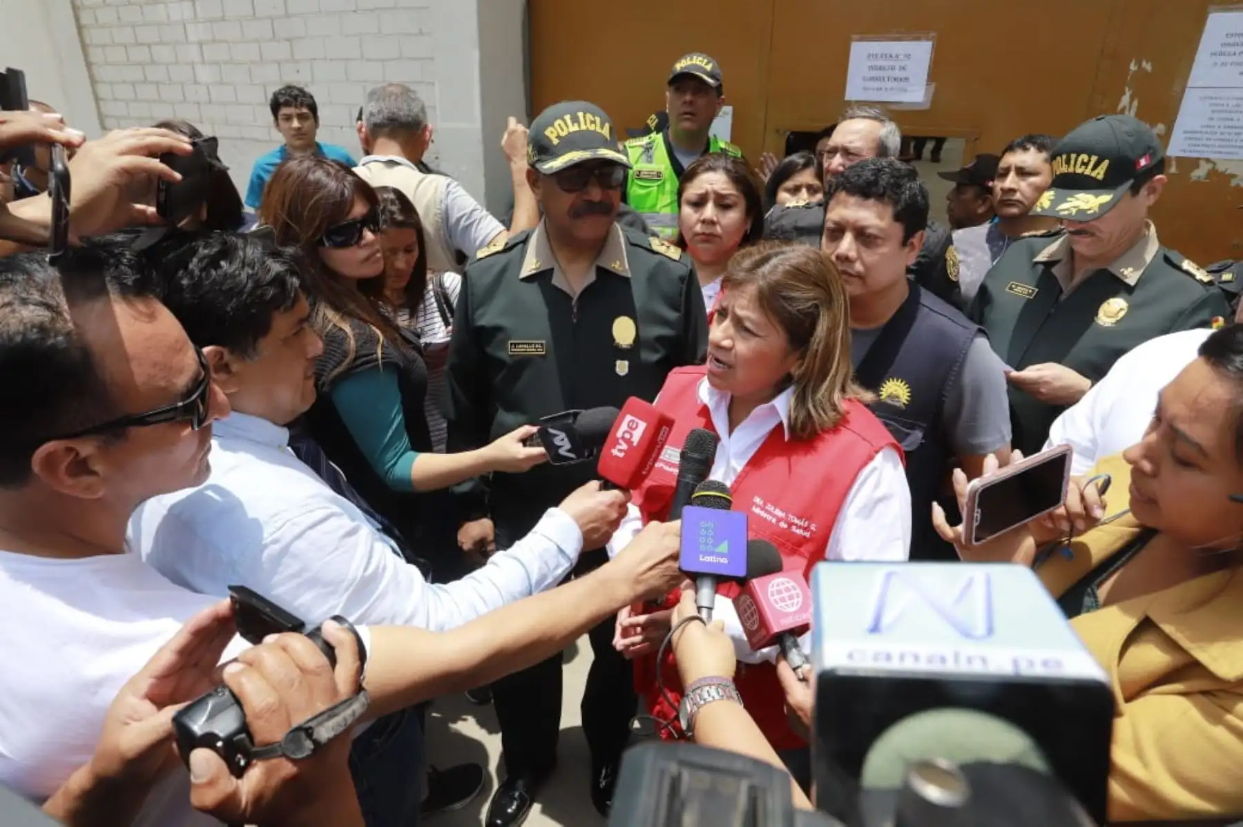 La ministra de Salud, Zulema Tomás, llegó al Hospital José Agurto Tello de Chosica para supervisar el traslado de los heridos por accidente en Huarochirí.