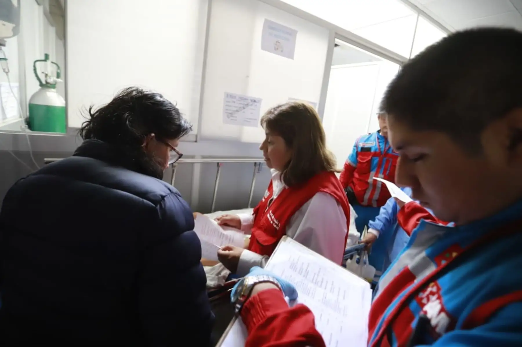 La ministra de Salud, Zulema Tomás, llegó al Hospital José Agurto Tello de Chosica para supervisar el traslado de los heridos por accidente en Huarochirí.