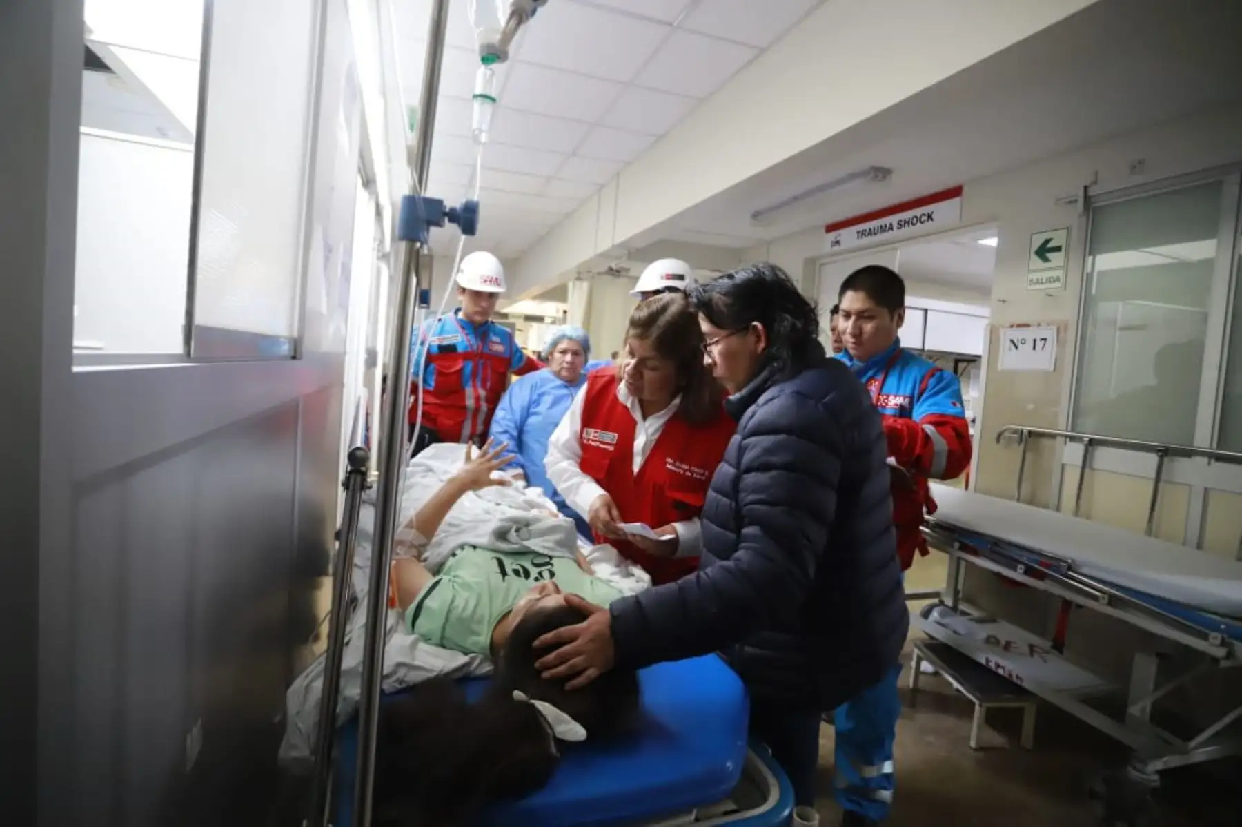 La ministra de Salud, Zulema Tomás, llegó al Hospital José Agurto Tello de Chosica para supervisar el traslado de los heridos por accidente en Huarochirí.