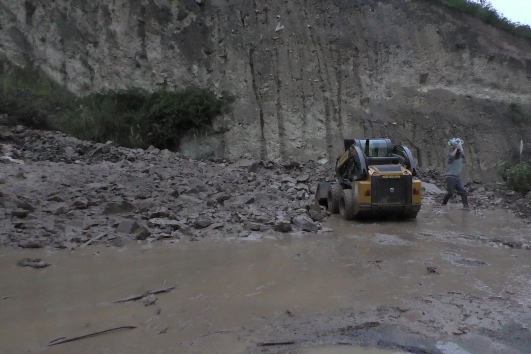 Huaico provocó bloqueo parcial de vía departamental AN-104, en el tramo a San Juan, en la provincia de Huaylas, región Áncash.