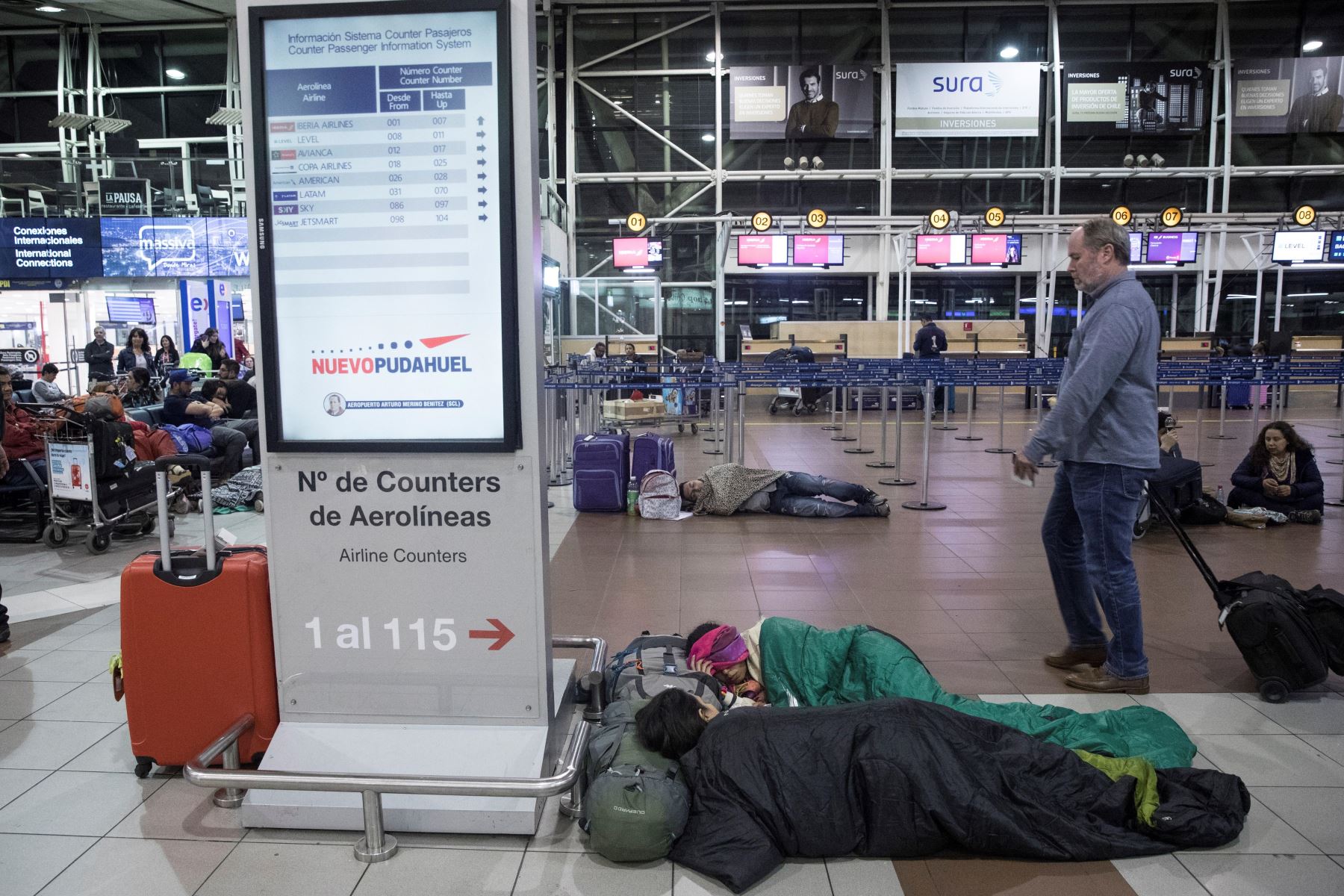 Cientos de pasajeros quedaron atrapados en el aeropuerto de Santiago de Chile tras la cancelación de sus vuelos debido al toque de queda decretado en la capital chilena por las violentas protestas. Foto: EFE