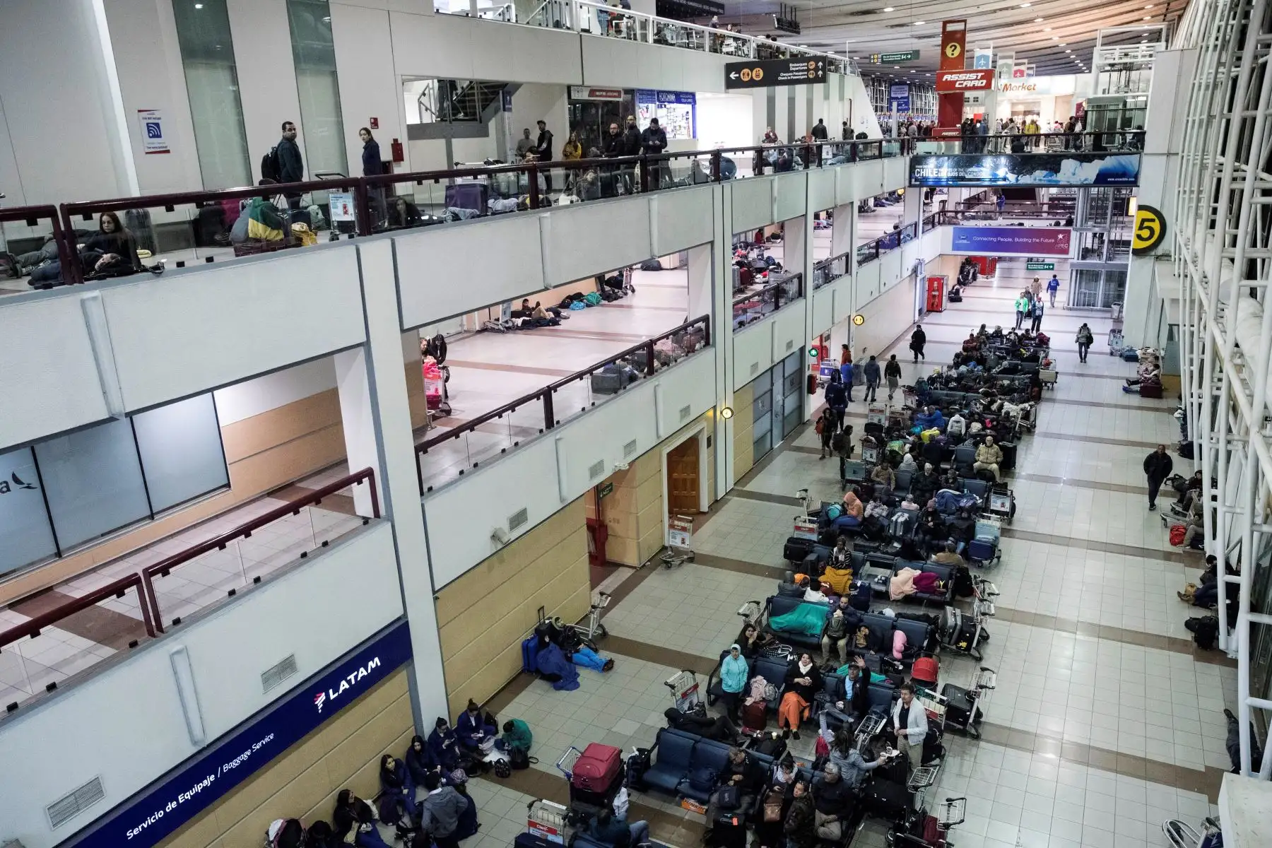 Cientos de pasajeros quedaron atrapados en el aeropuerto de Santiago de Chile tras la cancelación de sus vuelos debido al toque de queda decretado en la capital chilena por las violentas protestas. Foto: EFE