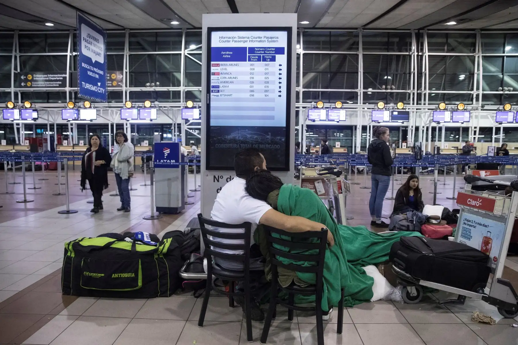 Cientos de pasajeros quedaron atrapados en el aeropuerto de Santiago de Chile tras la cancelación de sus vuelos debido al toque de queda decretado en la capital chilena por las violentas protestas. Foto: EFE