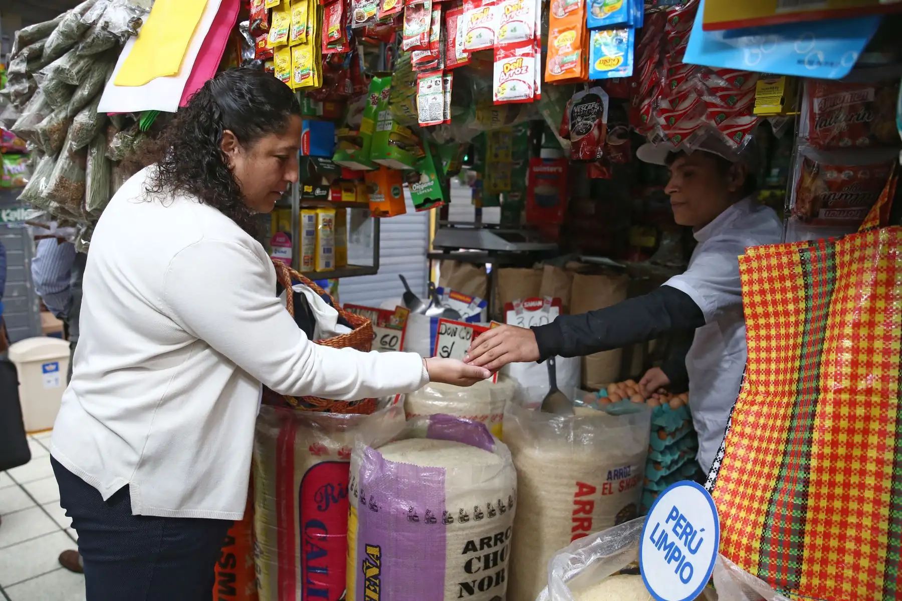La ministra del Ambiente, Fabiola Muñoz, recorre el mercado de abastos "Rospigliosi" a fin de enseñar a la ciudadanía cómo realizar compras diarias en el mercado consumiendo responsablemente y buscando no generar más recursos.Foto: ANDINA/Vidal Tarqui