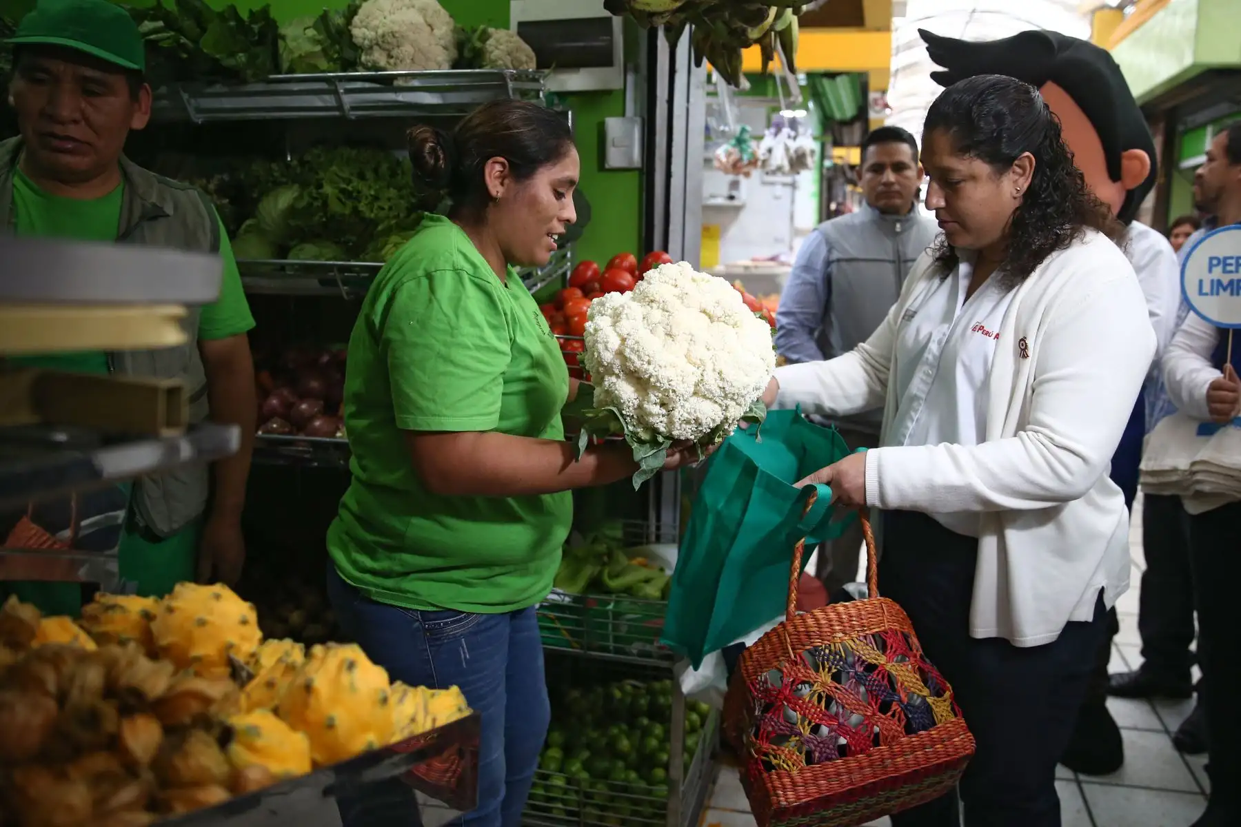 La ministra del Ambiente, Fabiola Muñoz, recorre el mercado de abastos "Rospigliosi" a fin de enseñar a la ciudadanía cómo realizar compras diarias en el mercado consumiendo responsablemente y buscando no generar más recursos.Foto: ANDINA/Vidal Tarqui