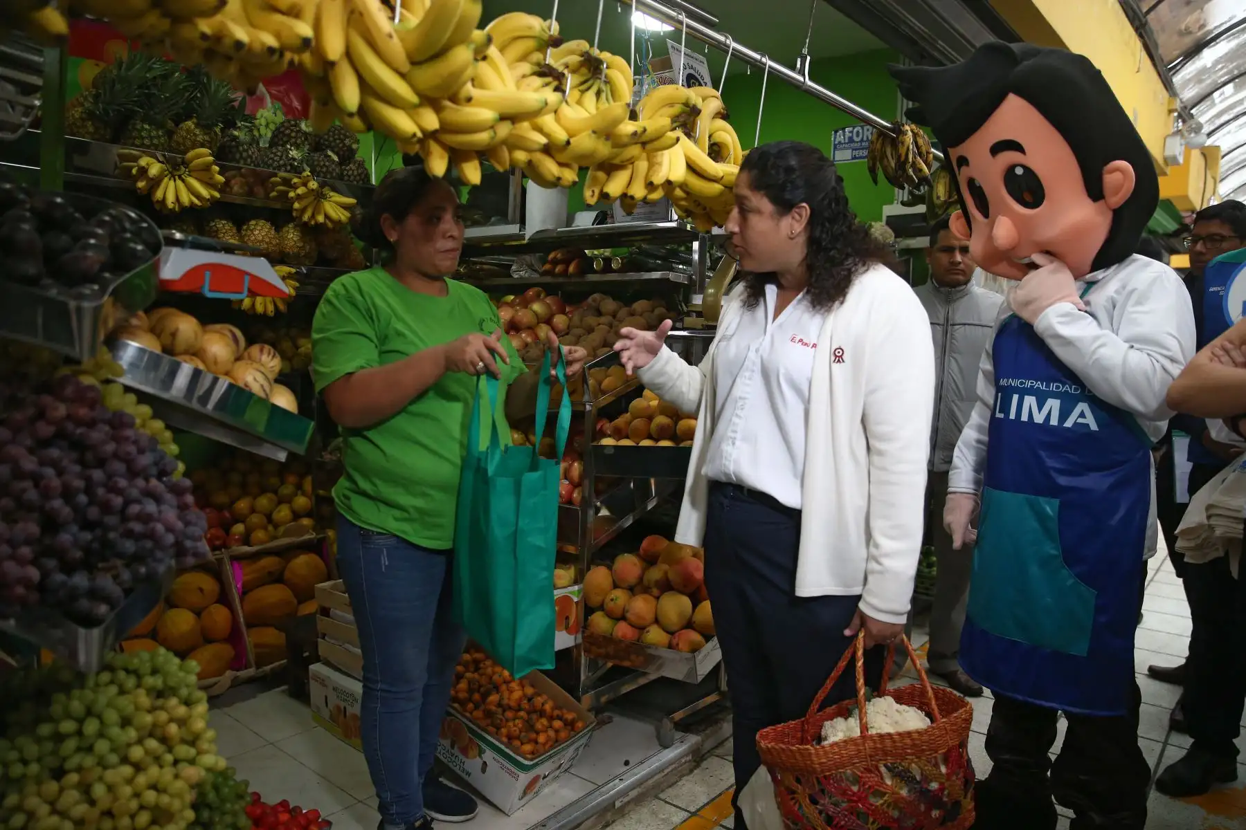 La ministra del Ambiente, Fabiola Muñoz, recorre el mercado de abastos "Rospigliosi" a fin de enseñar a la ciudadanía cómo realizar compras diarias en el mercado consumiendo responsablemente y buscando no generar más recursos.Foto: ANDINA/Vidal Tarqui