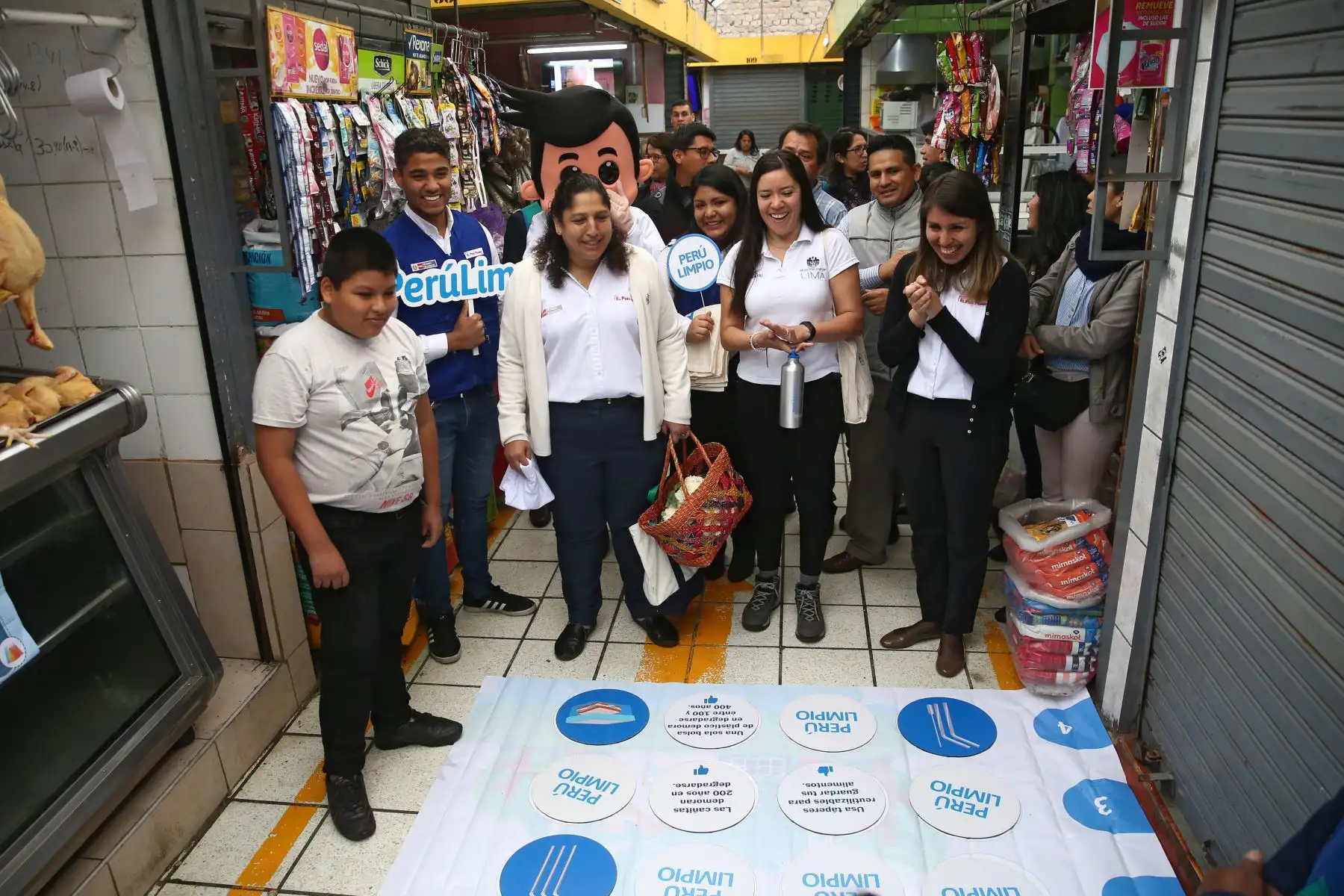 La ministra del Ambiente, Fabiola Muñoz, recorre el mercado de abastos "Rospigliosi" a fin de enseñar a la ciudadanía cómo realizar compras diarias en el mercado consumiendo responsablemente y buscando no generar más recursos.Foto: ANDINA/Vidal Tarqui