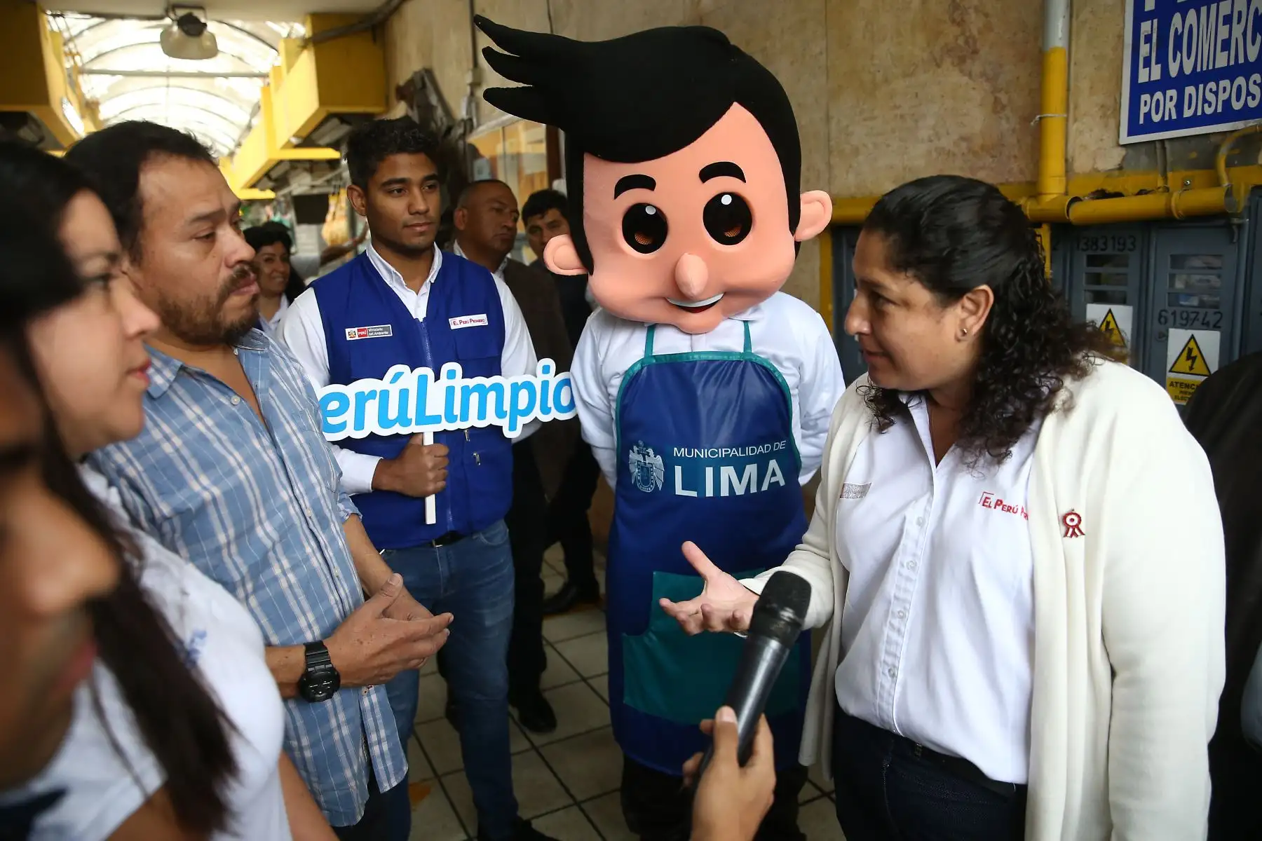 La ministra del Ambiente, Fabiola Muñoz, recorre el mercado de abastos "Rospigliosi" a fin de enseñar a la ciudadanía cómo realizar compras diarias en el mercado consumiendo responsablemente y buscando no generar más recursos.Foto: ANDINA/Vidal Tarqui