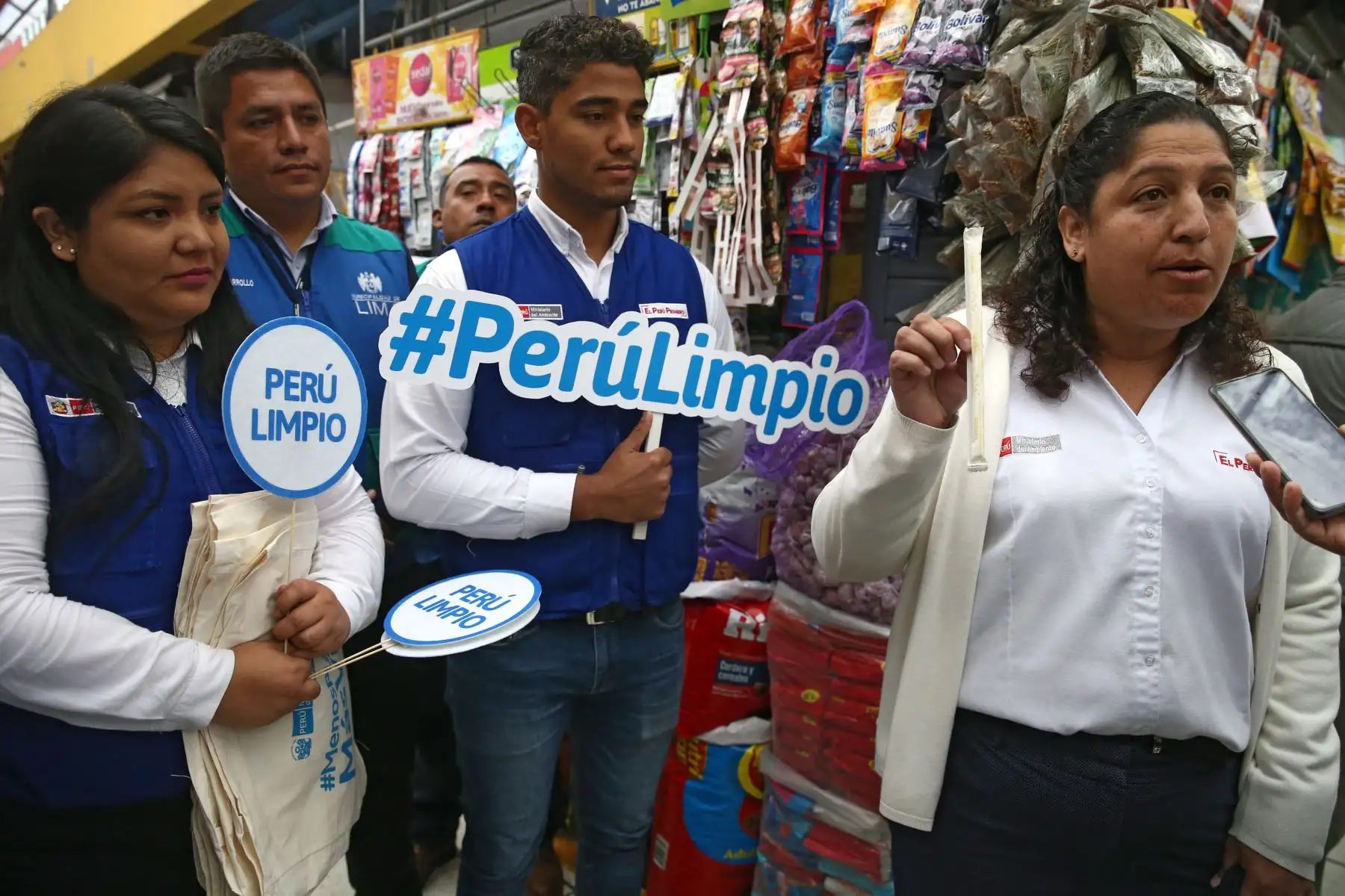 La ministra del Ambiente, Fabiola Muñoz, recorre el mercado de abastos "Rospigliosi" a fin de enseñar a la ciudadanía cómo realizar compras diarias en el mercado consumiendo responsablemente y buscando no generar más recursos.Foto: ANDINA/Vidal Tarqui