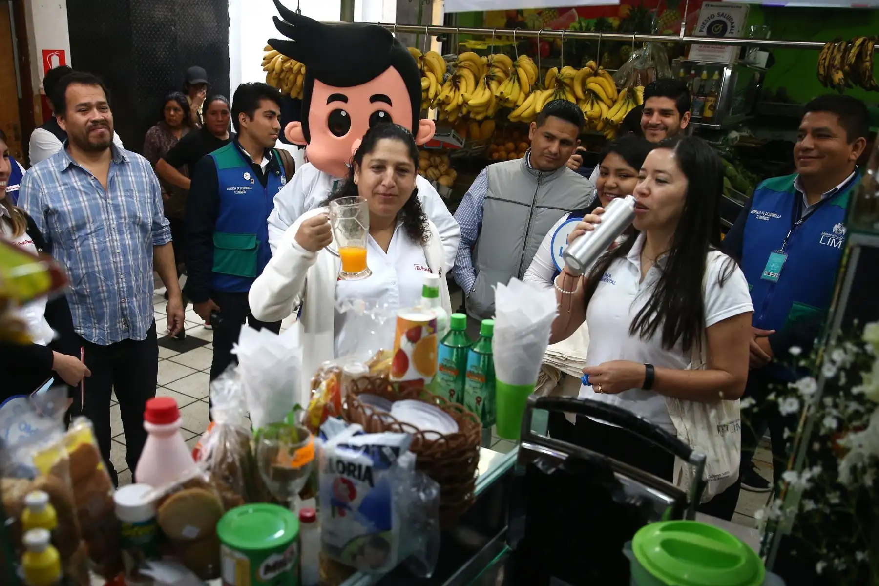 La ministra del Ambiente, Fabiola Muñoz, recorre el mercado de abastos "Rospigliosi" a fin de enseñar a la ciudadanía cómo realizar compras diarias en el mercado consumiendo responsablemente y buscando no generar más recursos.Foto: ANDINA/Vidal Tarqui