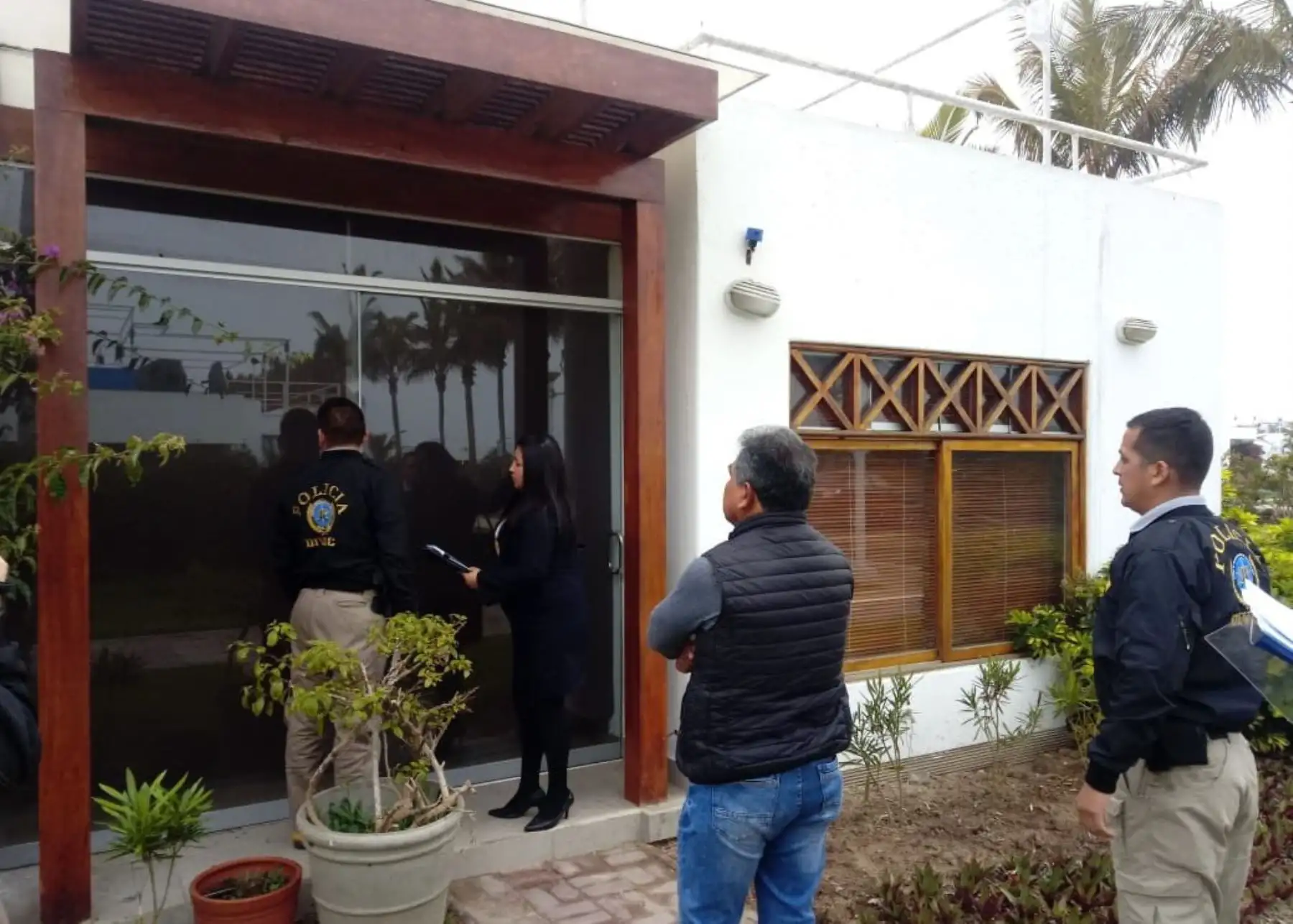 Fiscalía allana casa de Roxanne Chessman en playa los Cocos. Foto: IDL Reporteros.
