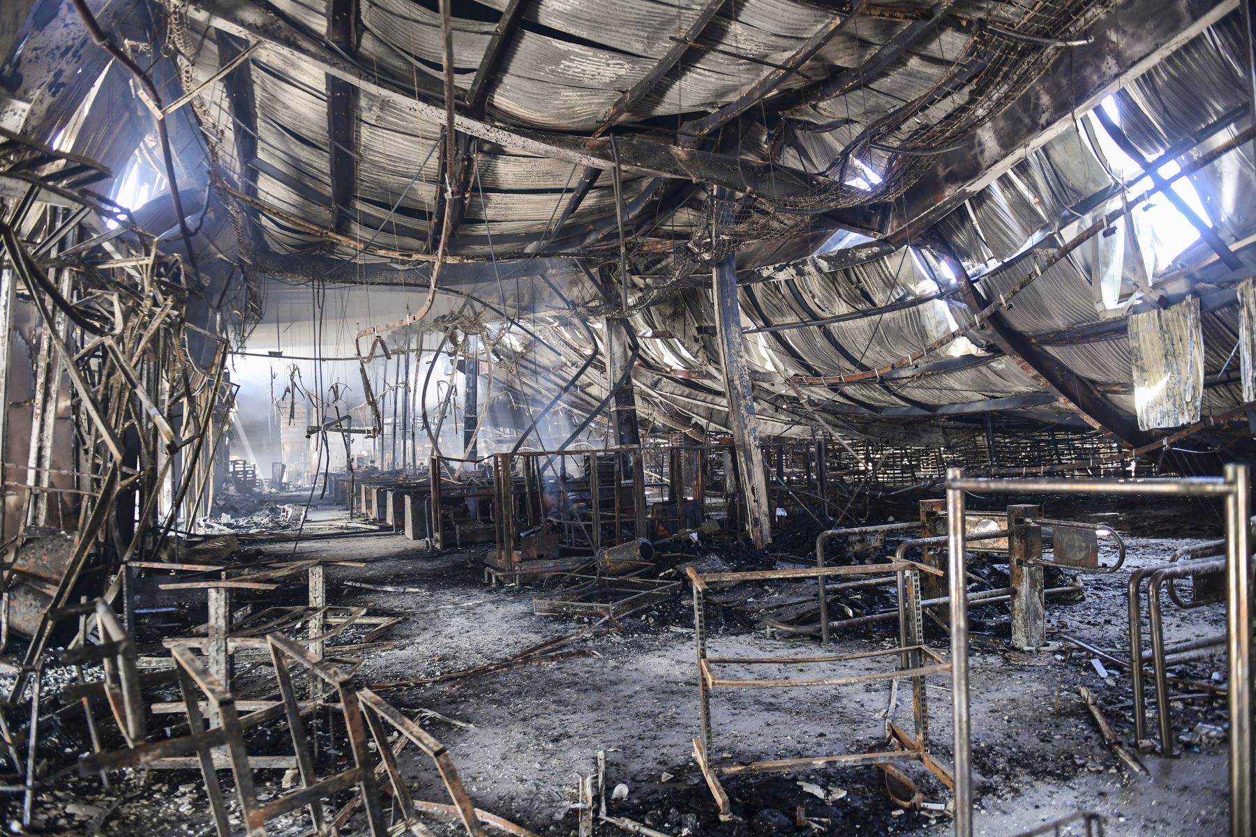 Vista de un supermercado que se quemó y saqueó durante las protestas masivas provocadas por el intento del gobierno de aumentar la tarifa del metro en Santiago, Chile. Foto: AFP