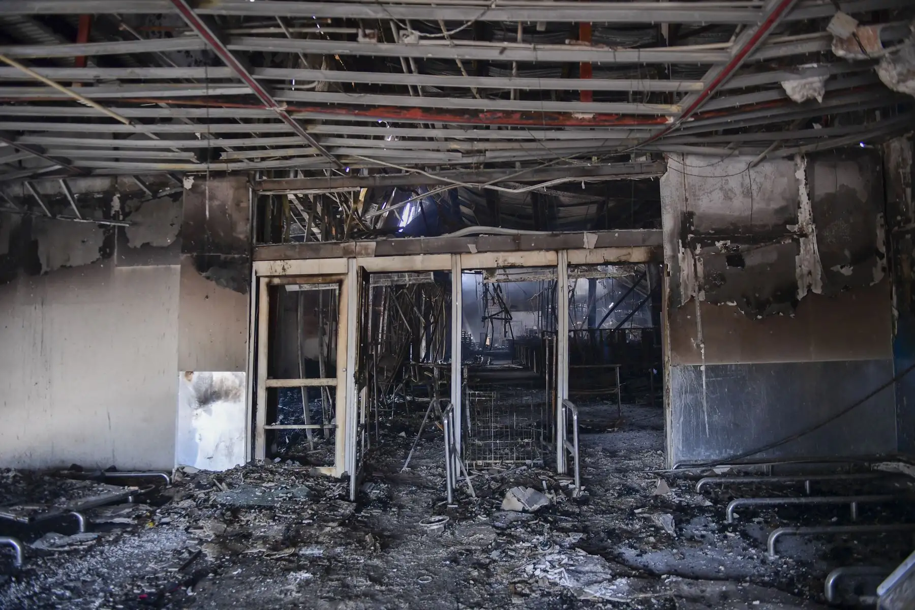 Vista de un supermercado que se quemó y saqueó durante las protestas masivas provocadas por el intento del gobierno de aumentar la tarifa del metro en Santiago, Chile. Foto: AFP