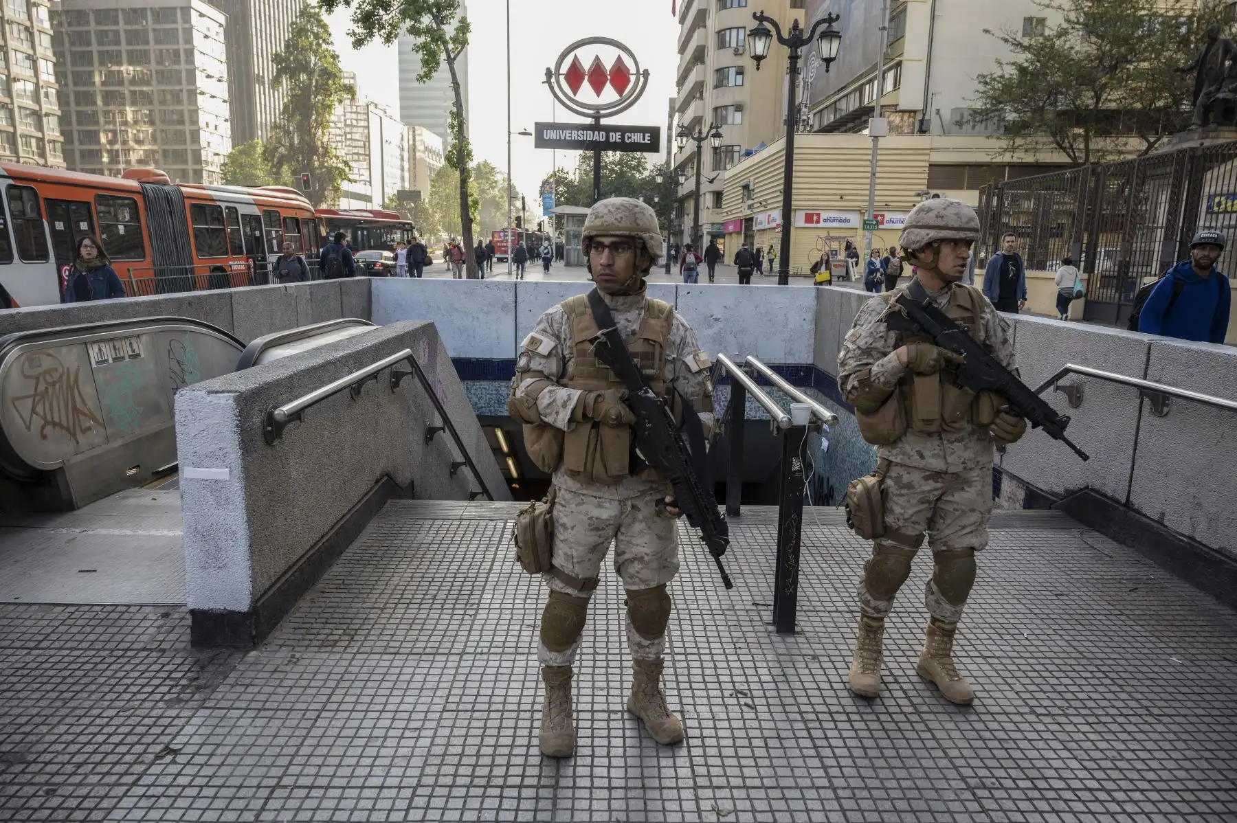 Soldados chilenos hacen guardia en Santiago, Chile. Foto: AFP