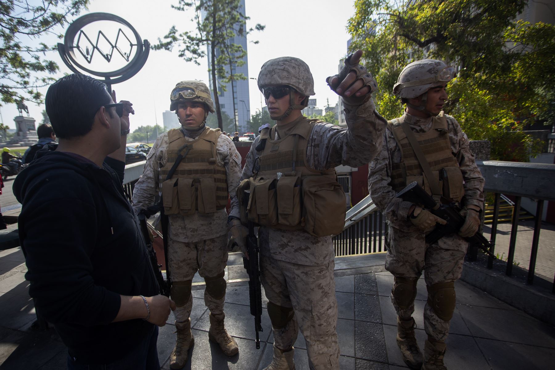 Soldados chilenos hacen guardia en Santiago, Chile. Foto: AFP