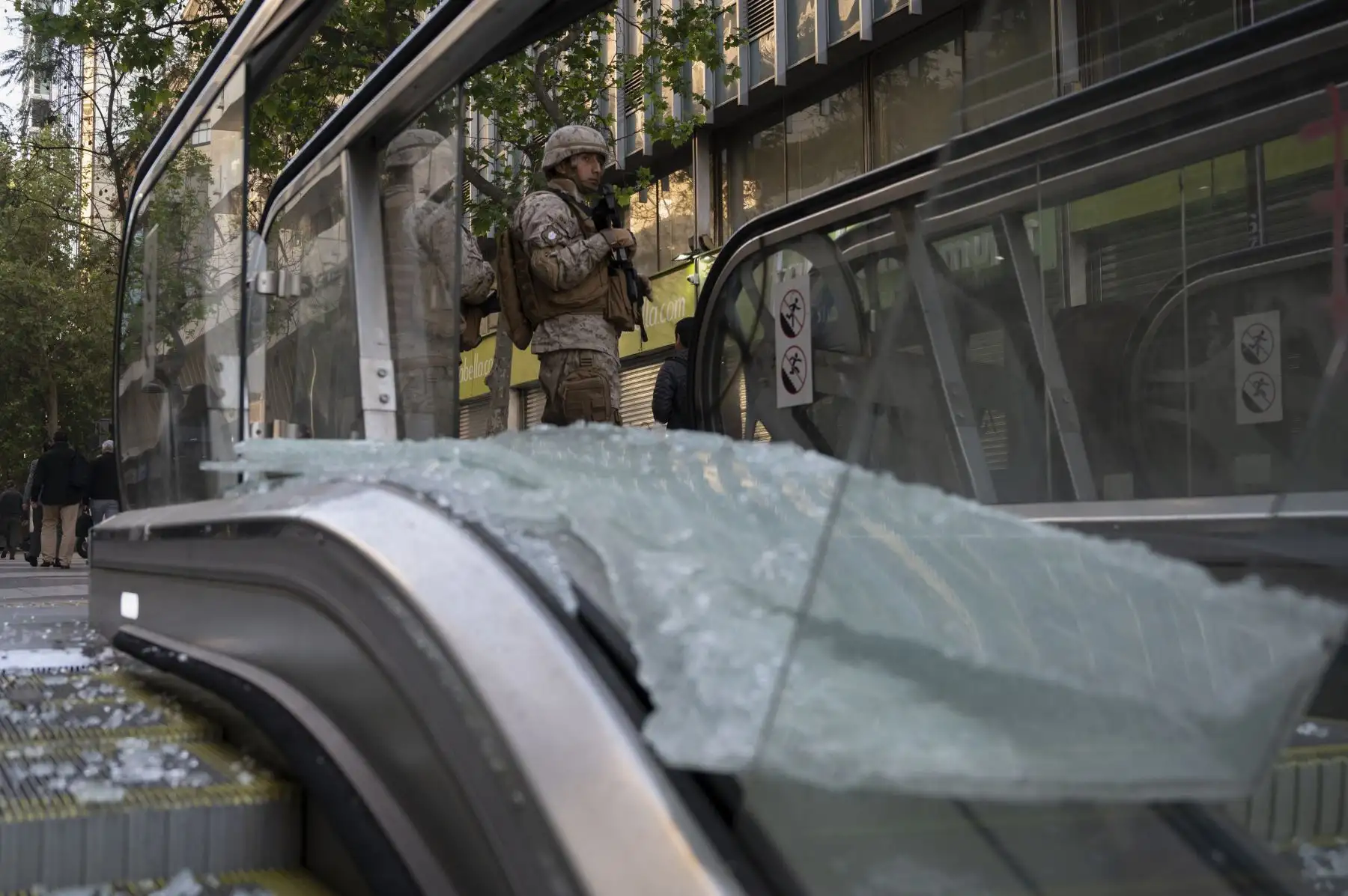 Soldados chilenos hacen guardia frente a la estación del metro en Santiago, Chile. Foto: AFP