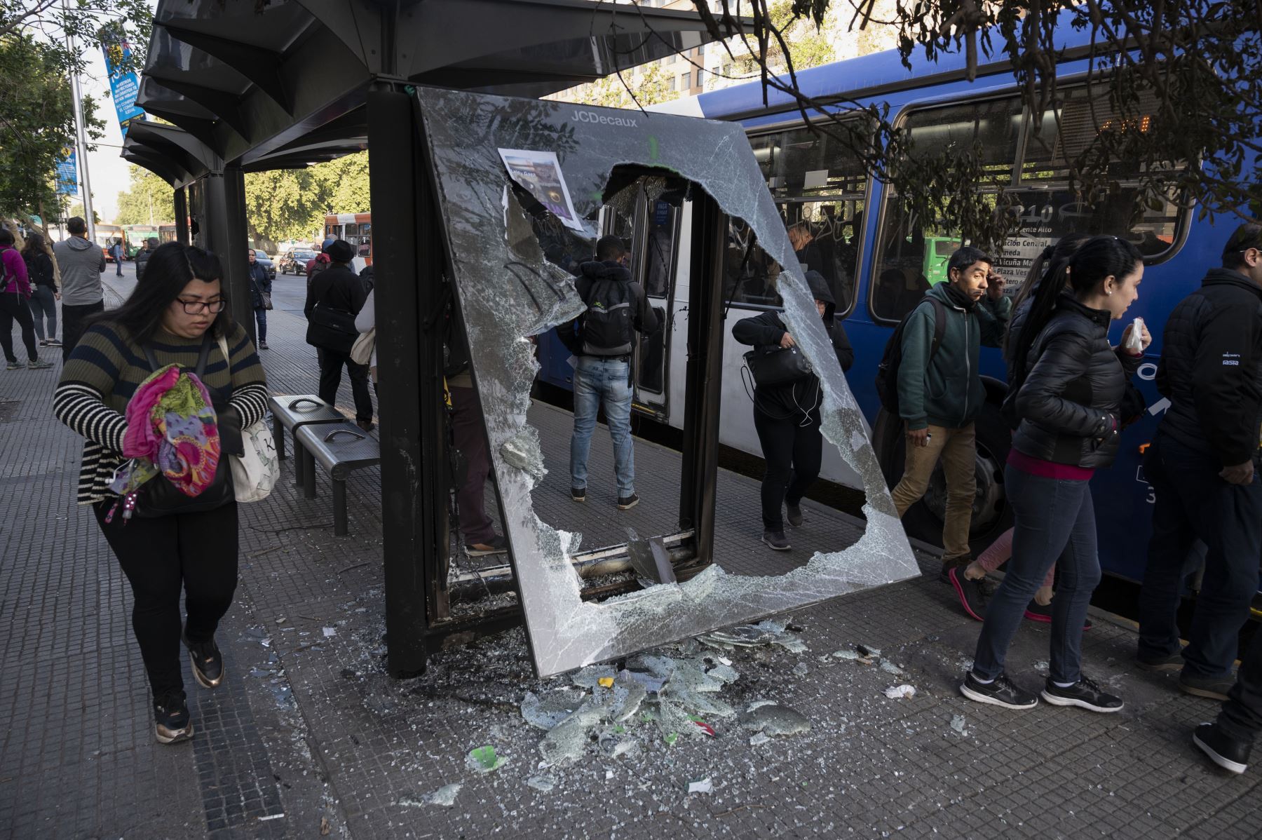 La gente espera tomar un autobús en Santiago de Chile, tras las protestas violentas, inicialmente contra un aumento en las tarifas del metro. Foto: AFP