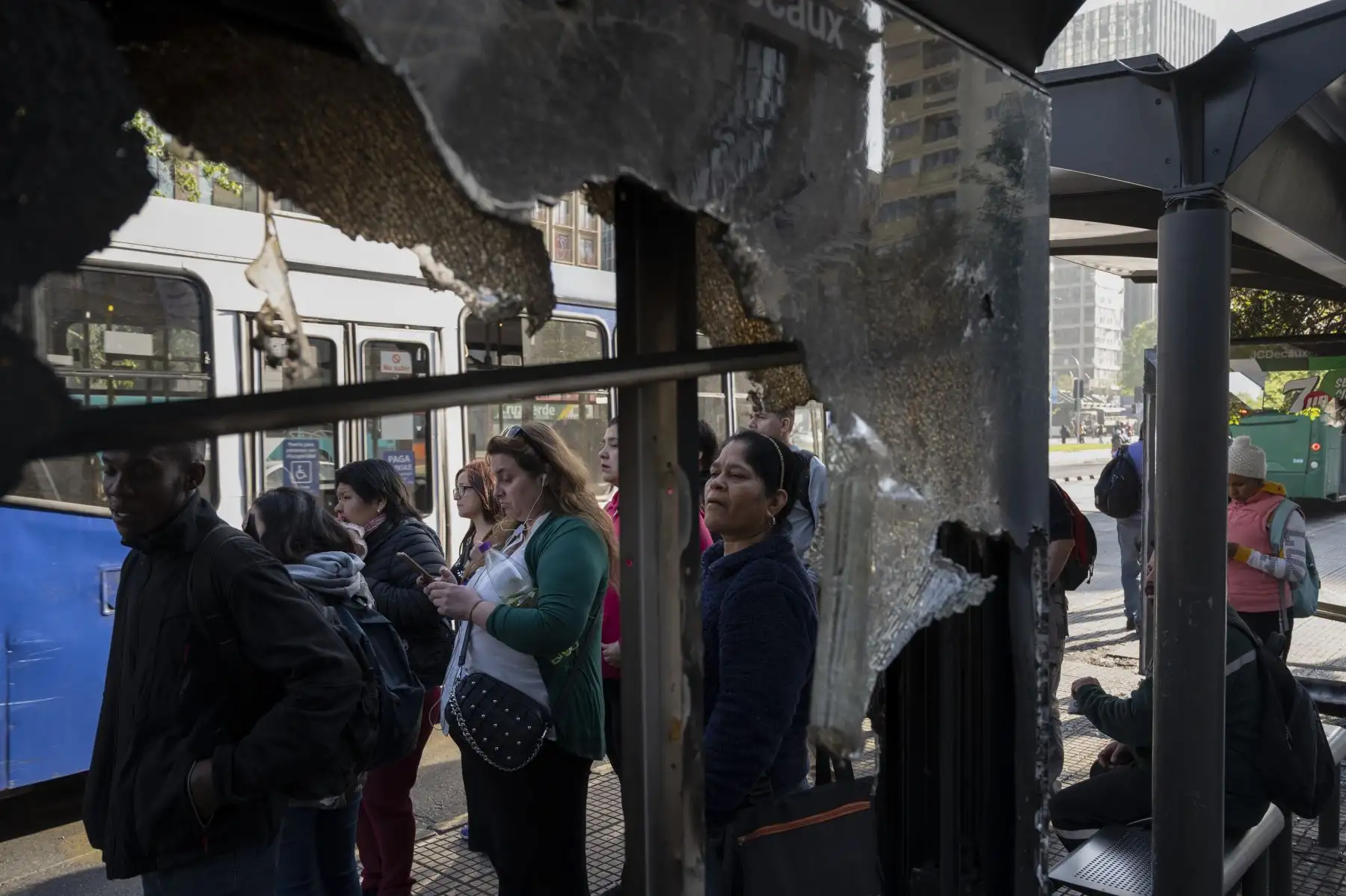 La gente espera tomar un autobús en Santiago de Chile, tras las protestas violentas, inicialmente contra un aumento en las tarifas del metro. Foto: AFP
