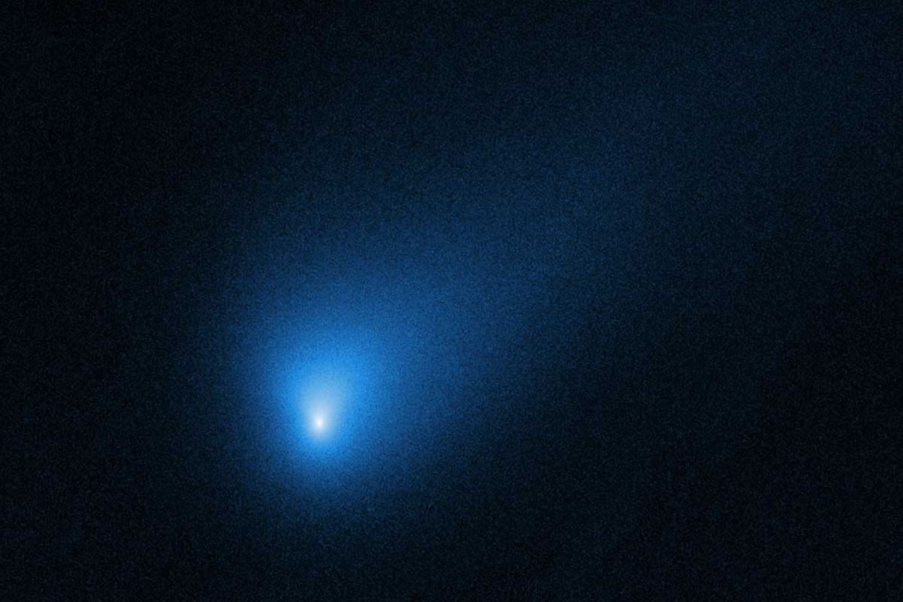 Cometa 2I / Borisov, el primer cometa interestelar. Imagen creada con de exposiciones separadas adquiridas por el instrumento WFC3 en el telescopio espacial Hubble. El color resulta de asignar el color azul a una imagen monocromática (escala de grises). Créditos: NASA y el Space Telescope Science Institute (STScI)