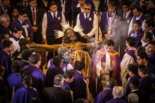 Considerada una de las mayores expresiones de fervor religioso en Perú, la festividad y procesiones en honor al Señor de Luren convierten, en octubre de cada año, a la hermosa ciudad de Ica en epicentro de multitudinarias manifestaciones de fe hacia Cristo crucificado y de identidad regional y nacional que le valieron ser declarada Patrimonio Cultural de la Nación en 2015. ANDINA/Difusión
