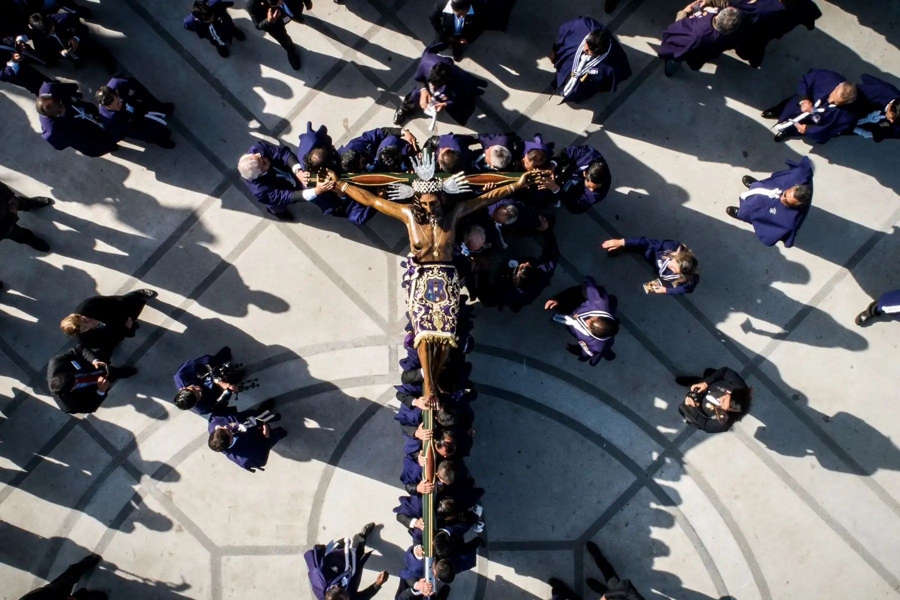 Ica celebra hoy la tradicional procesión del Señor de Luren, la imagen más venerada del catolicismo en Ica, una manifestación religiosa que congrega a miles de devotos. Foto: Genry Emerson Bautista