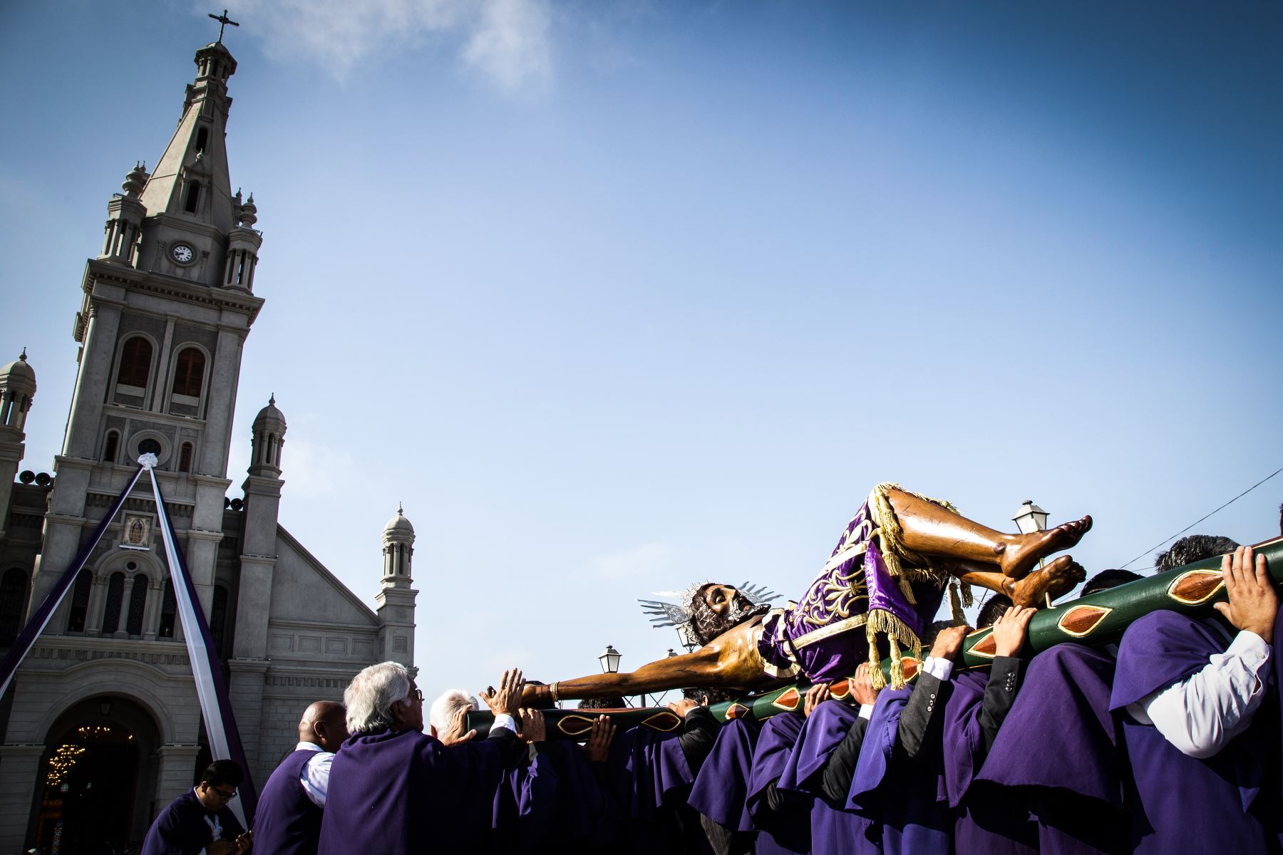 Ica celebra hoy la tradicional procesión del Señor de Luren, la imagen más venerada del catolicismo en Ica, una manifestación religiosa que congrega a miles de devotos. Foto: Genry Emerson Bautista