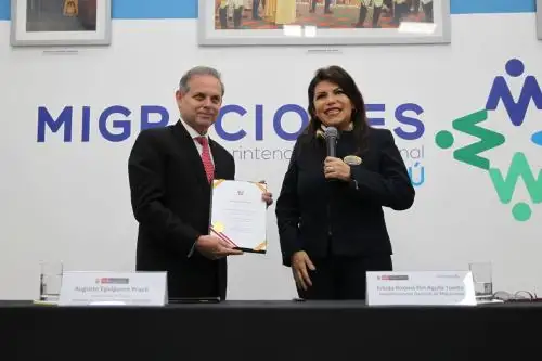 La adenda fue suscrita por el viceministro de Trabajo, Augusto Eguiguren Praeli; y la superintendente nacional de Migraciones, Frieda Roxana del Aguila Tuesta; en la sede principal de Migraciones. Foto: Ministerio de Trabajo