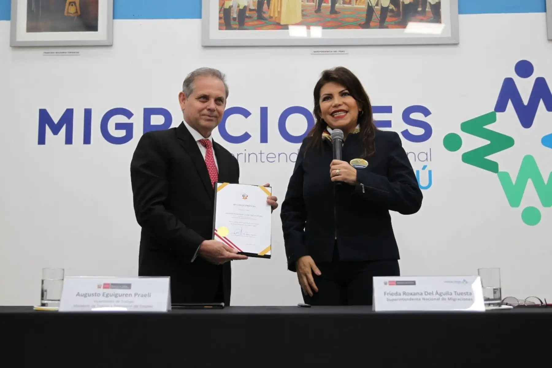 La adenda fue suscrita por el viceministro de Trabajo, Augusto Eguiguren Praeli; y la superintendente nacional de Migraciones, Frieda Roxana del Aguila Tuesta; en la sede principal de Migraciones. Foto: Ministerio de Trabajo