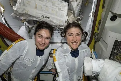 Las astronautas estadounidenses Christina Koch y Jessica Meir participaron en una conferencia de prensa.