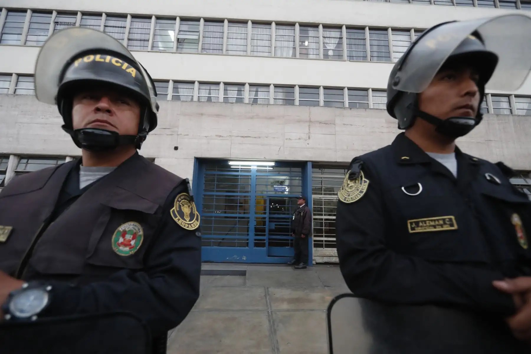 Policía custodian exteriores del Ministerio Público donde viene realizándose la audiencia d e prisión preventiva. Foto: ANDINA/Renato Pajuelo