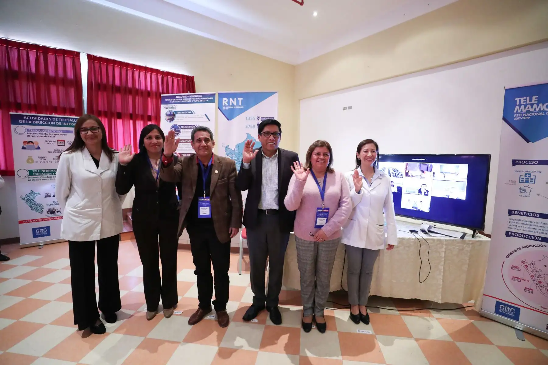 Primer ministro Vicente Zeballos participó en una sesión demostrativa del sistema de TeleSalud, que brinda atenciones médicas a distancia en beneficio de pacientes ubicados en zonas de difícil acceso gracias al empleo de tecnología.Foto:ANDINA/MINSA