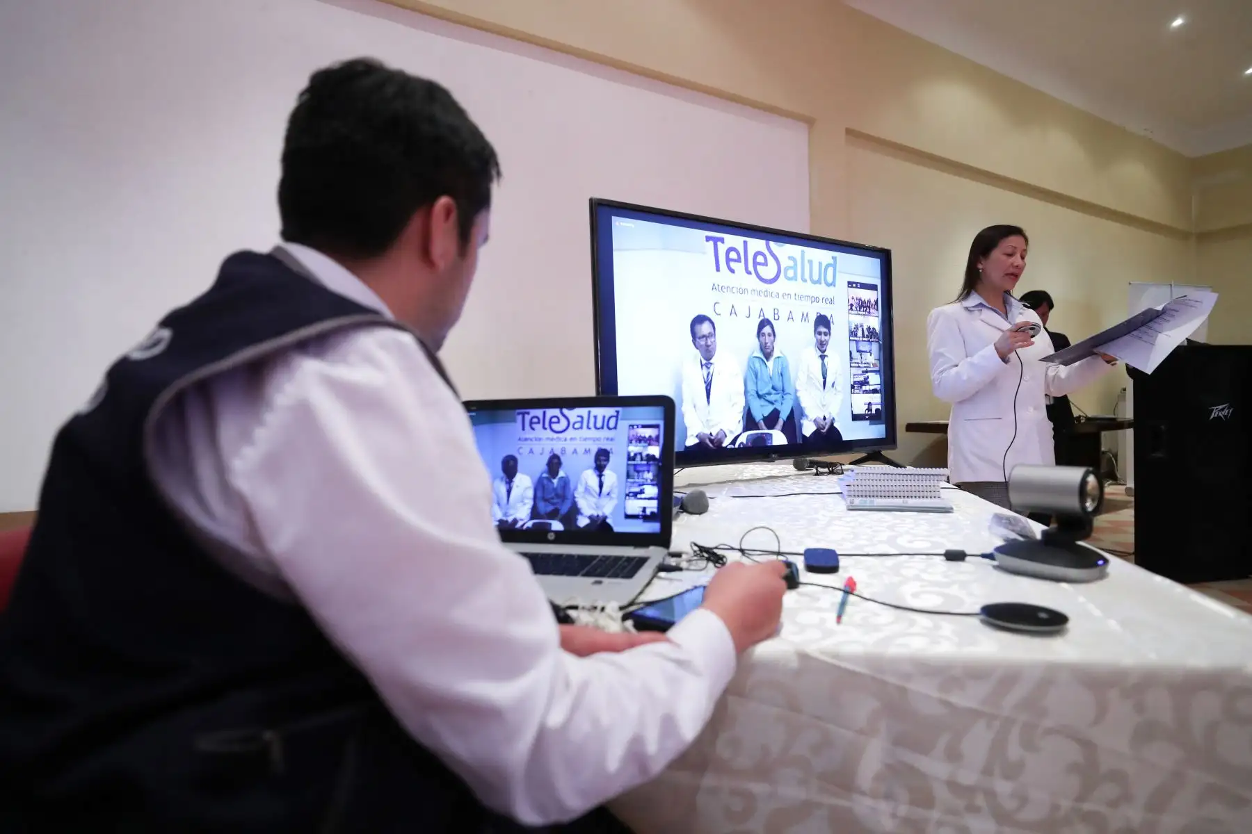 Primer ministro Vicente Zeballos participó en una sesión demostrativa del sistema de TeleSalud, que brinda atenciones médicas a distancia en beneficio de pacientes ubicados en zonas de difícil acceso gracias al empleo de tecnología.Foto:ANDINA/MINSA