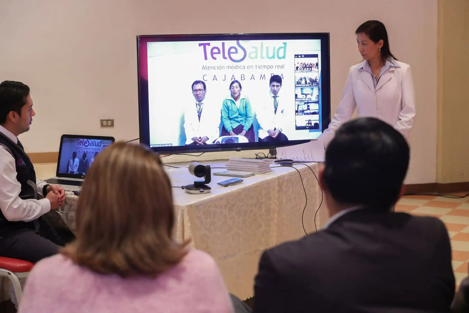 Primer ministro Vicente Zeballos participó en una sesión demostrativa del sistema de TeleSalud, que brinda atenciones médicas a distancia en beneficio de pacientes ubicados en zonas de difícil acceso gracias al empleo de tecnología.Foto:ANDINA/MINSA