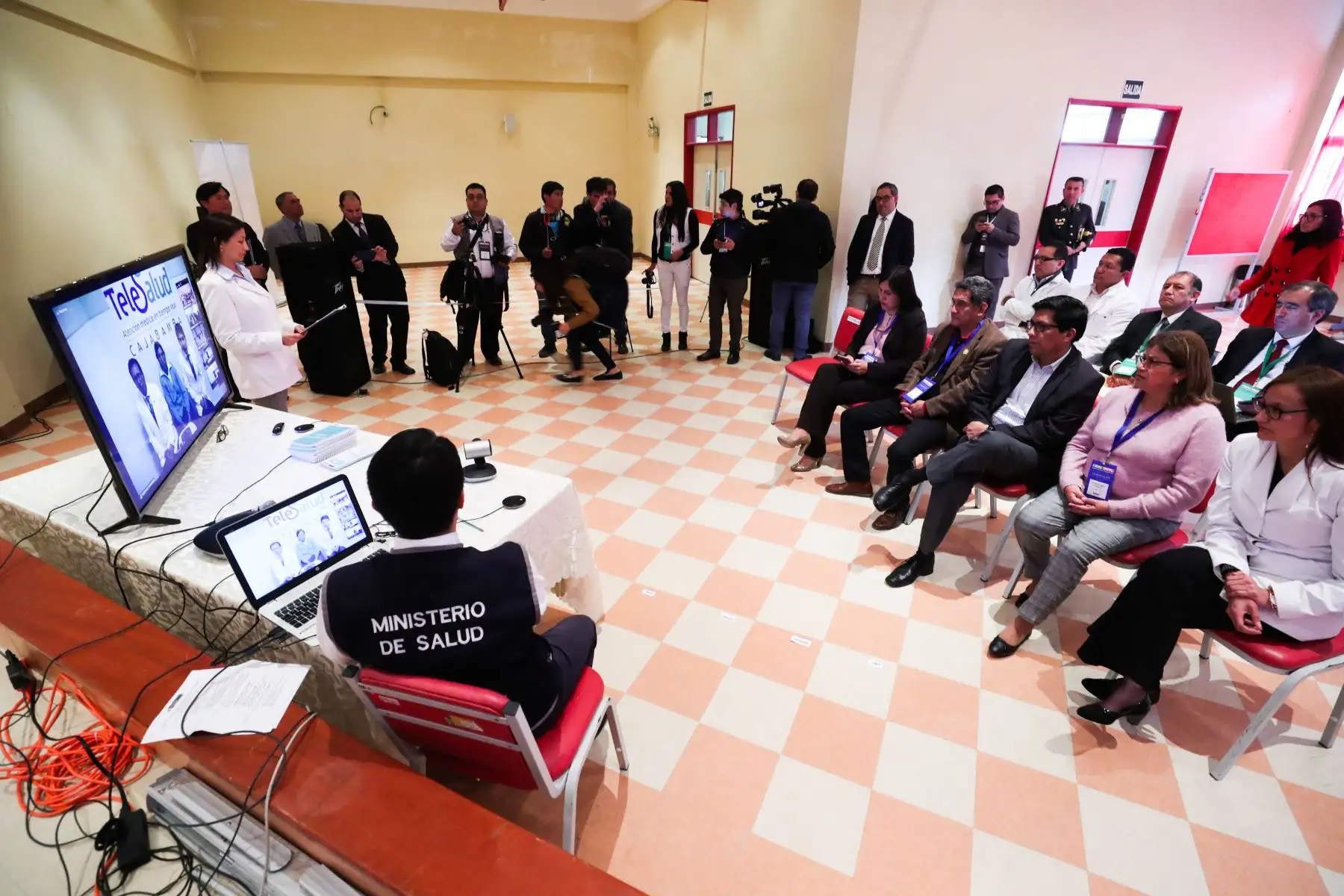 Primer ministro Vicente Zeballos participó en una sesión demostrativa del sistema de TeleSalud, que brinda atenciones médicas a distancia en beneficio de pacientes ubicados en zonas de difícil acceso gracias al empleo de tecnología.Foto:ANDINA/MINSA