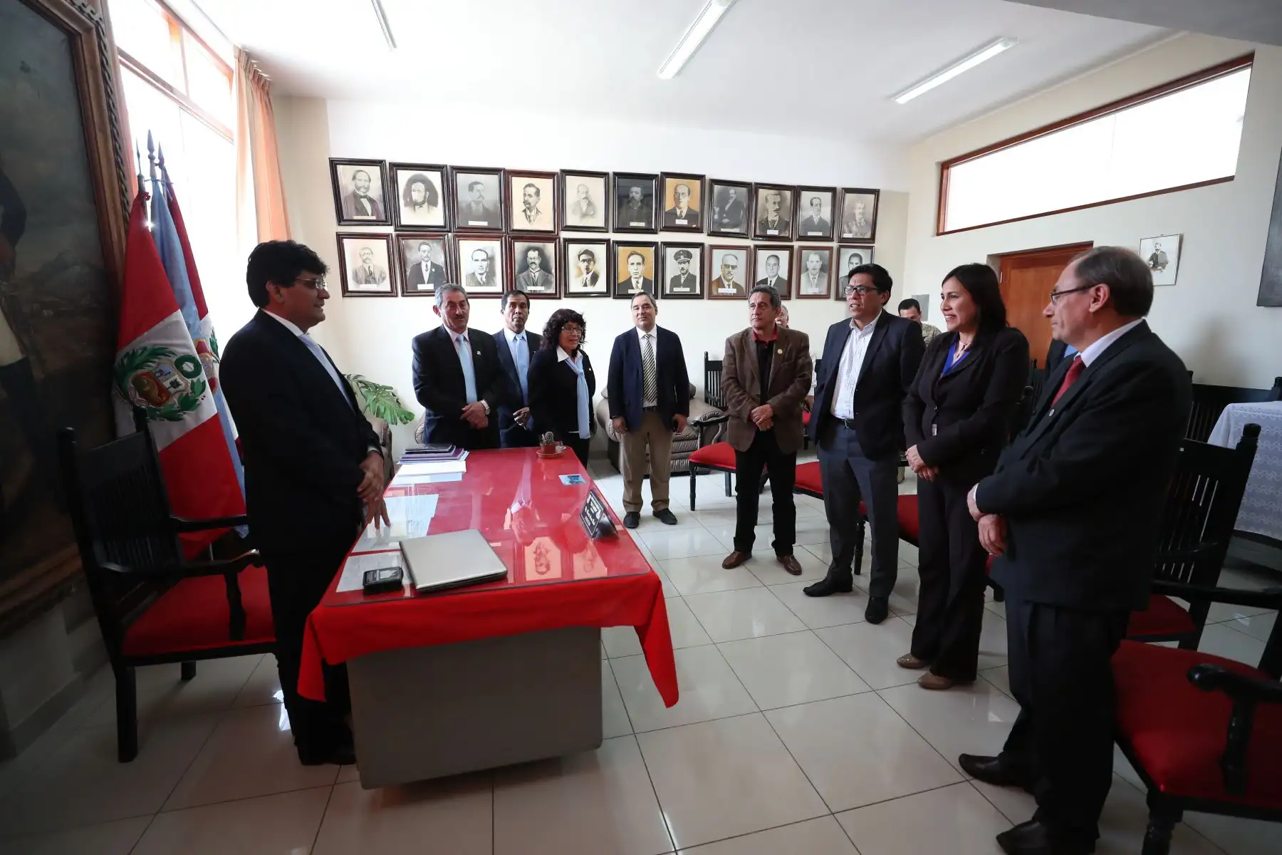 El presidente del Consejo de Ministros Vicente Zeballos, visitó la institución educativa San Ramón de Cajamarca, donde dialogó con estudiantes acompañado por la ministra de Educación, Flor Pablo Medina.Foto:ANDINA/PCM