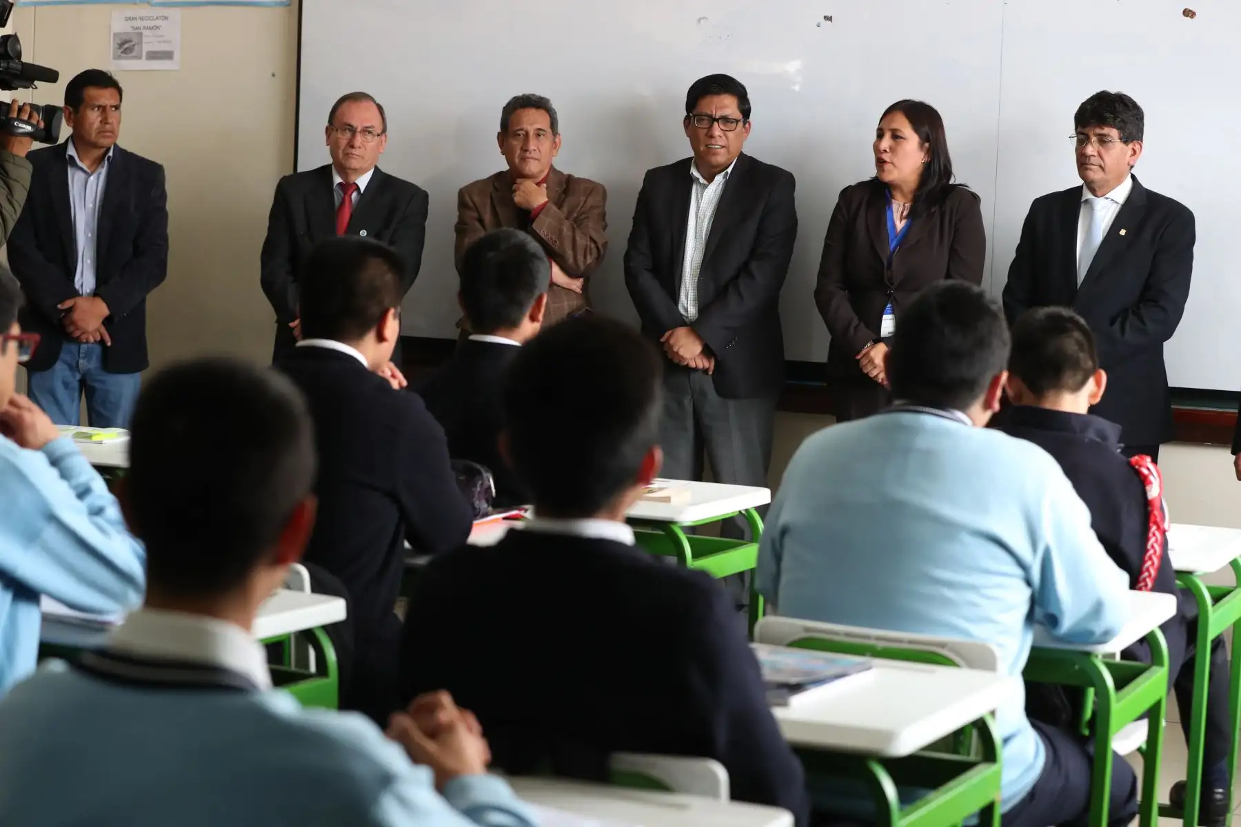 El presidente del Consejo de Ministros Vicente Zeballos, visitó la institución educativa San Ramón de Cajamarca, donde dialogó con estudiantes acompañado por la ministra de Educación, Flor Pablo Medina.Foto:ANDINA/PCM