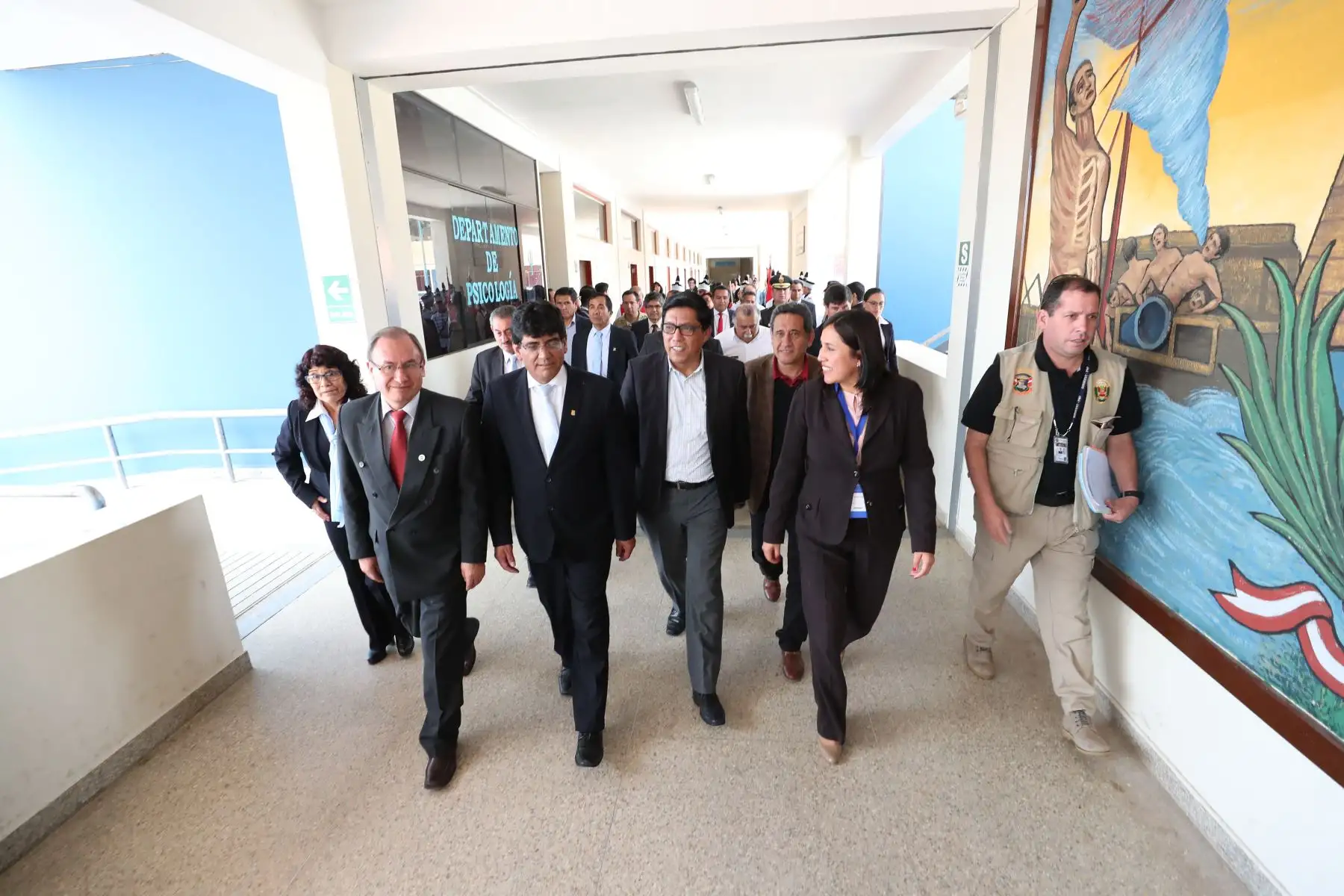 El presidente del Consejo de Ministros Vicente Zeballos, visitó la institución educativa San Ramón de Cajamarca, donde dialogó con estudiantes acompañado por la ministra de Educación, Flor Pablo Medina.Foto:ANDINA/PCM