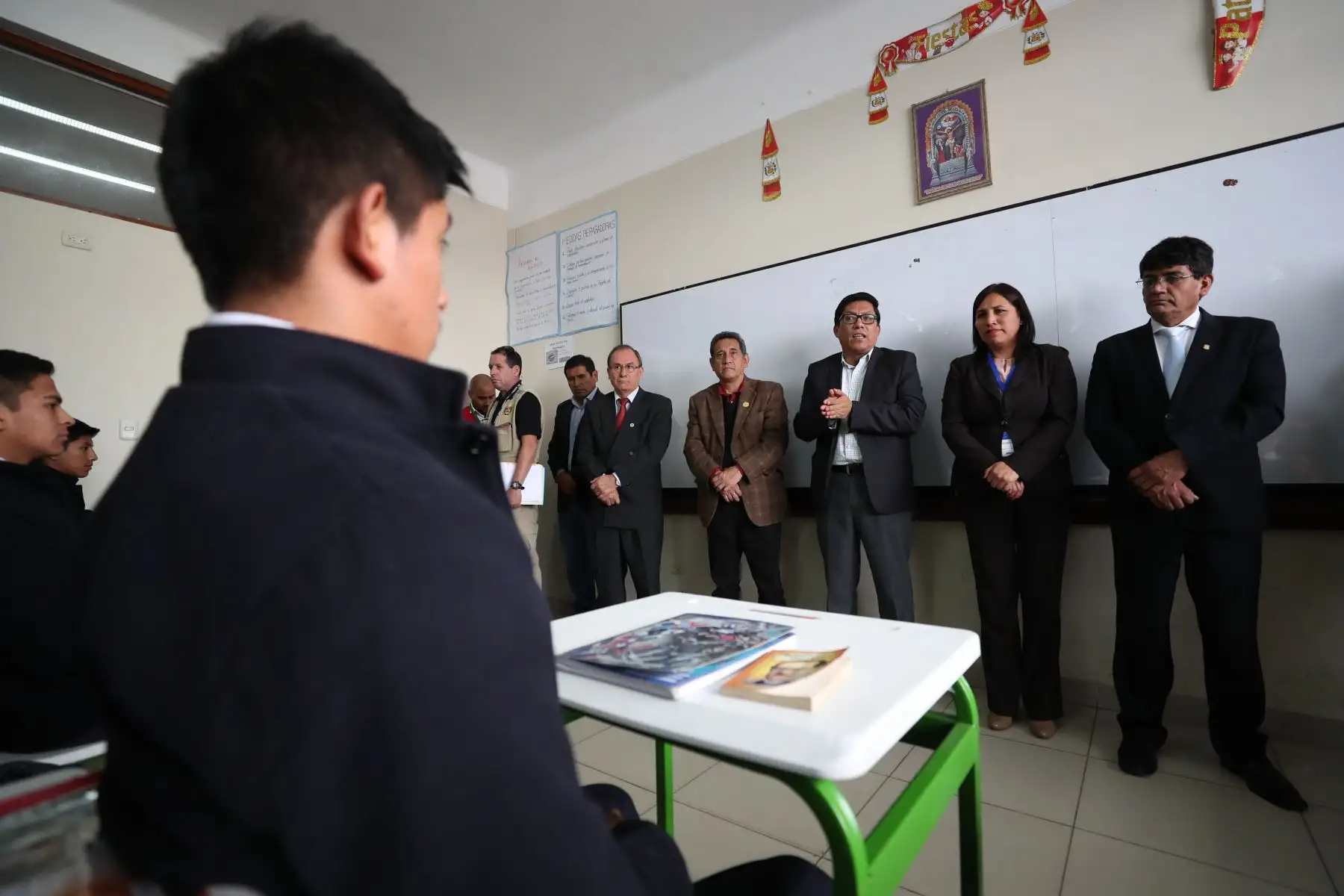 El presidente del Consejo de Ministros Vicente Zeballos, visitó la institución educativa San Ramón de Cajamarca, donde dialogó con estudiantes acompañado por la ministra de Educación, Flor Pablo Medina.Foto:ANDINA/PCM