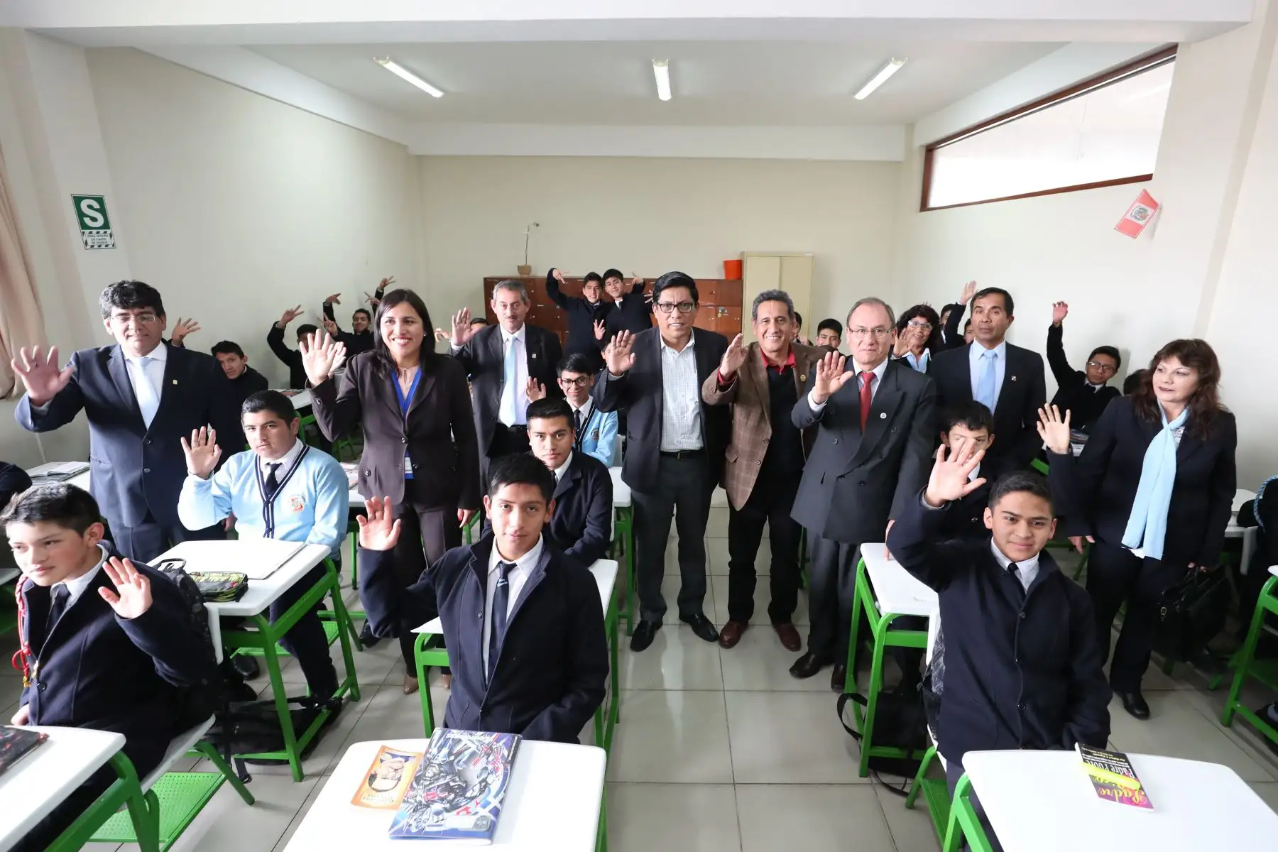 El presidente del Consejo de Ministros Vicente Zeballos, visitó la institución educativa San Ramón de Cajamarca, donde dialogó con estudiantes acompañado por la ministra de Educación, Flor Pablo Medina.Foto:ANDINA/PCM