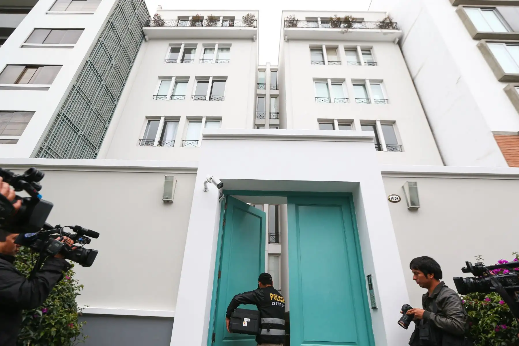 Miembros de la Fiscalía de la Nación, llevan a cabo el allanamiento del departamento de la integrante de la Comisión Permanente Luciana León. Foto: ANDINA/ Melina Mejía