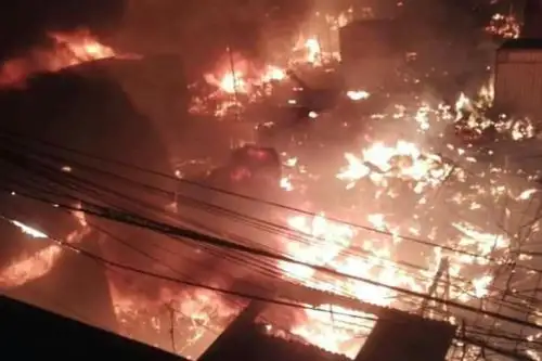 Incendio arrasa con 30 puestos del mercado modelo de Huarmey, en Áncash. ANDINA/Difusión
