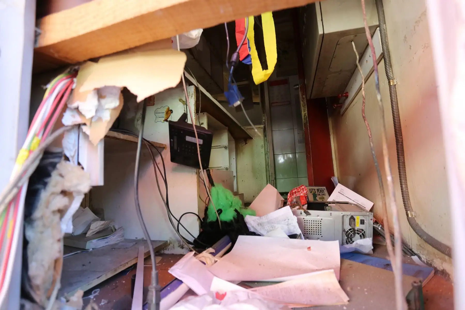 Personal policial y bomberos inspeccionan un supermercado después de ser saqueado e incendiado por manifestantes, en medio de la coyuntura de protestas en Santiago. Foto: EFE