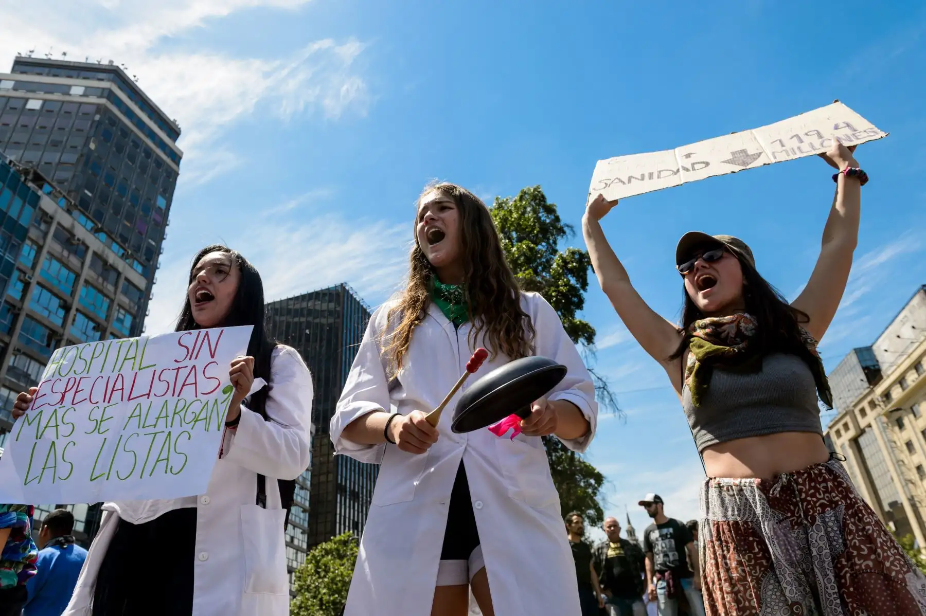 La gente se manifiesta en el cuarto día consecutivo de protestas contra un aumento ahora suspendido de los precios de los boletos de metro, en Santiago. Foto: AFP