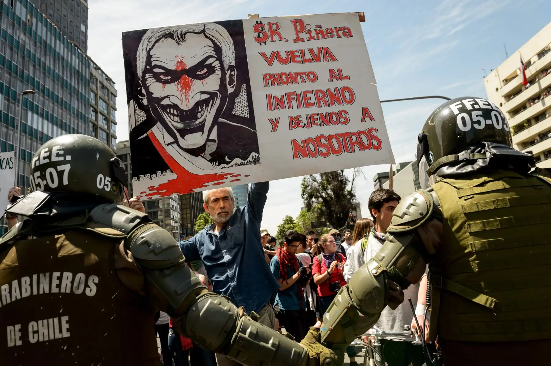 La gente se manifiesta en el cuarto día consecutivo de protestas contra un aumento ahora suspendido de los precios de los boletos de metro, en Santiago. Foto: AFP