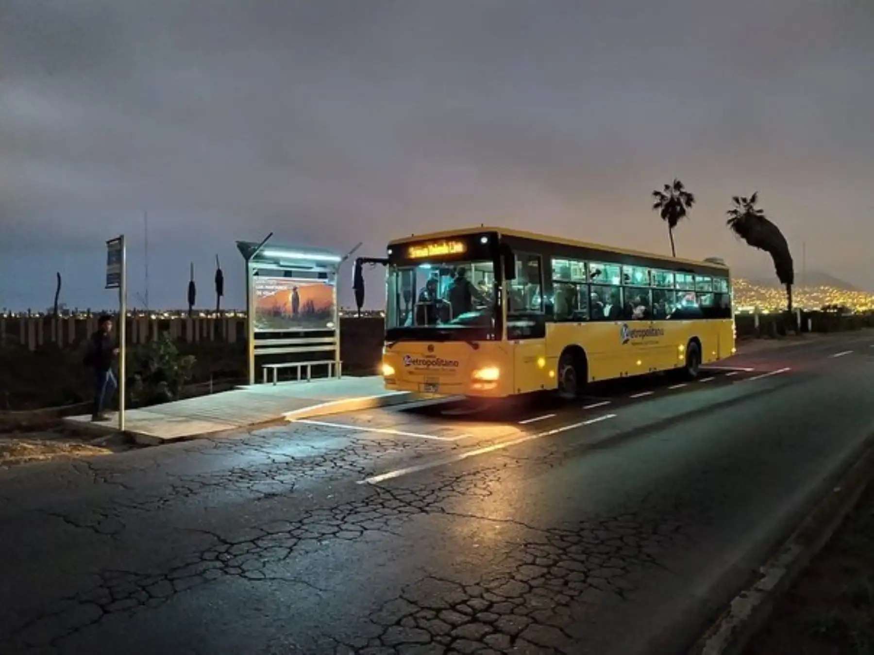 La Municipalidad de Lima inició la instalación de paneles solares en paraderos convencionales del Metropolitano convirtiéndolos en paraderos “inteligentes” que utilizan energía renovable.