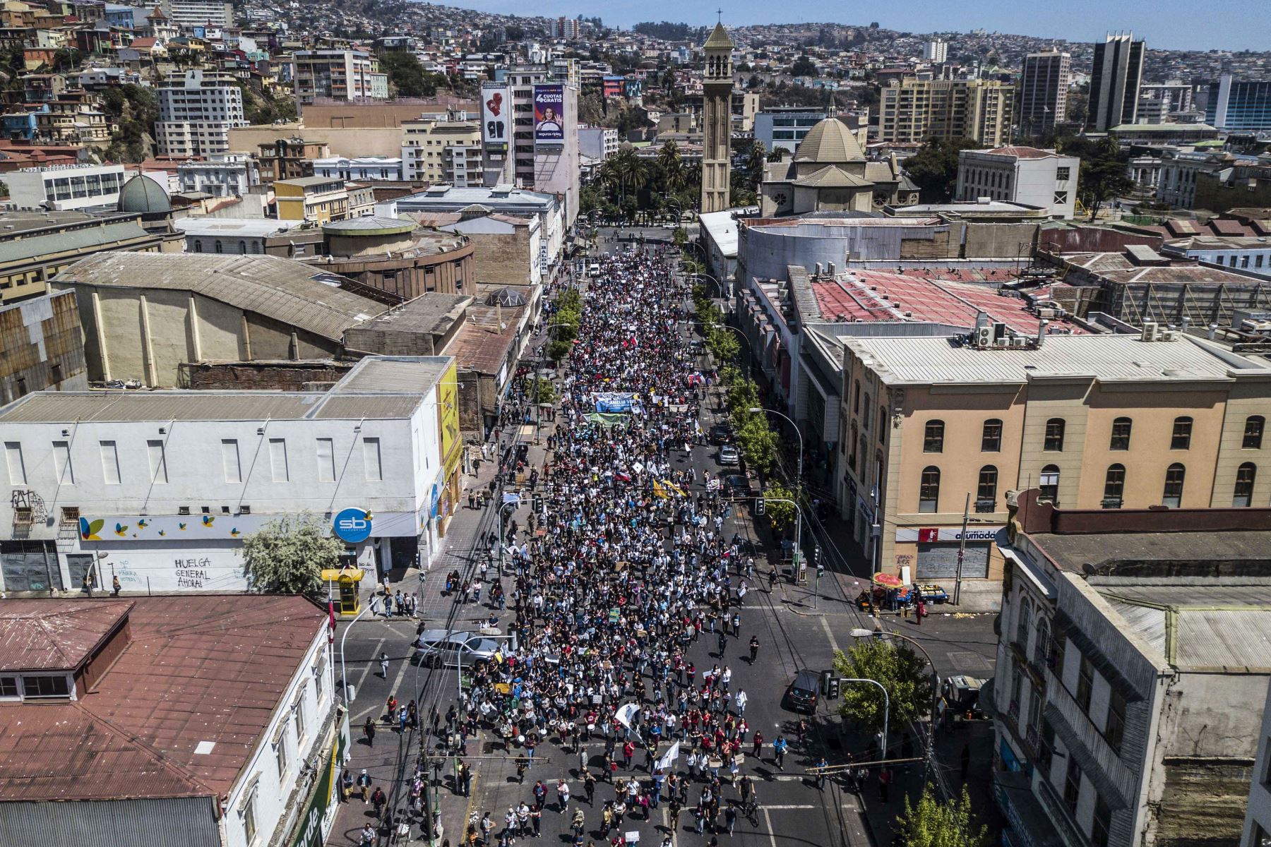 Vista aérea de los manifestantes durante el quinto día consecutivo de protestas contra un alza ahora suspendida en los precios de los boletos del metro en Valparaíso, Chile. Foto: AFP